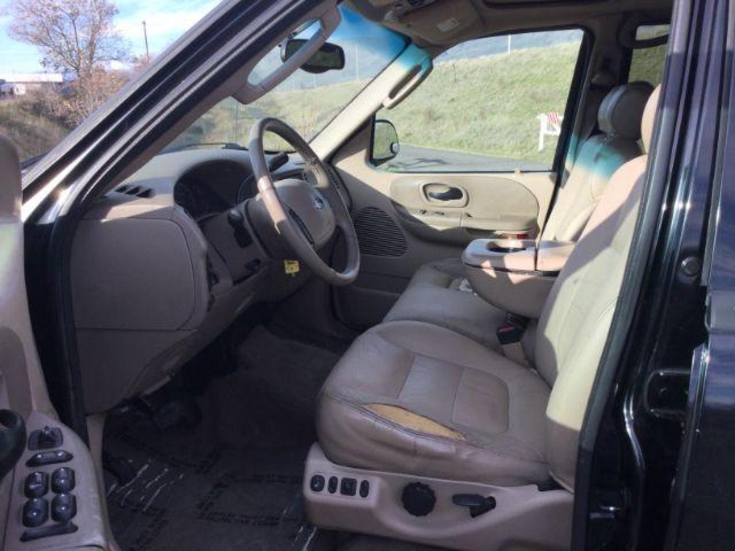 2002 Black Clearcoat /Leather Ford F150 Crew Cab 4x4 Lariat (1FTRW08LX2K) with an 5.4 V8 engine, Auto transmission, located at 1801 Main Street, Lewiston, 83501, (208) 743-9371, 46.417065, -117.004799 - Photo#5