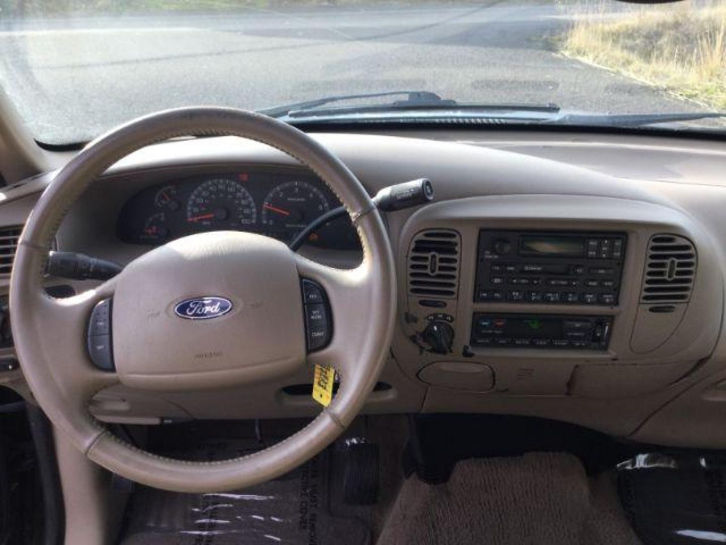 2002 Black Clearcoat /Leather Ford F150 Crew Cab 4x4 Lariat (1FTRW08LX2K) with an 5.4 V8 engine, Auto transmission, located at 1801 Main Street, Lewiston, 83501, (208) 743-9371, 46.417065, -117.004799 - Photo#6