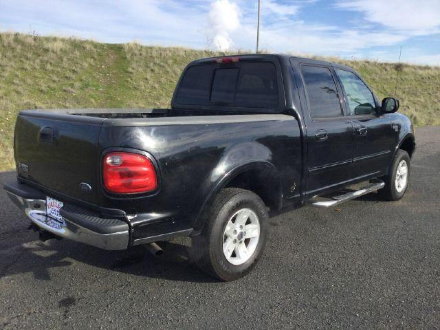 2002 Black Clearcoat /Leather Ford F150 Crew Cab 4x4 Lariat (1FTRW08LX2K) with an 5.4 V8 engine, Auto transmission, located at 1801 Main Street, Lewiston, 83501, (208) 743-9371, 46.417065, -117.004799 - Photo#12
