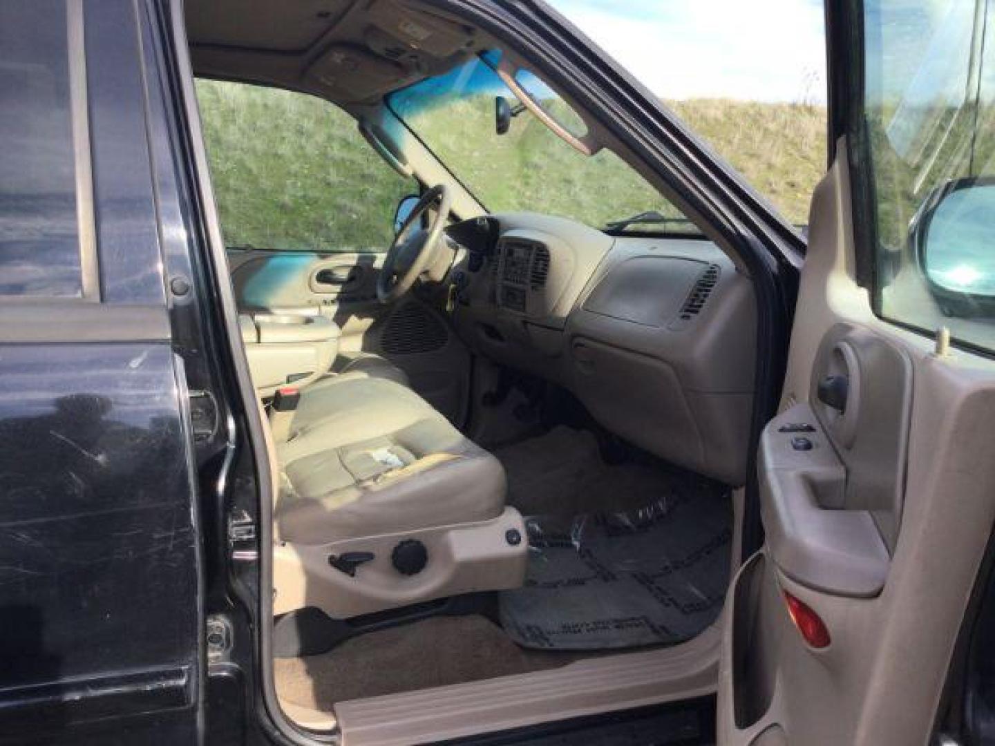 2002 Black Clearcoat /Leather Ford F150 Crew Cab 4x4 Lariat (1FTRW08LX2K) with an 5.4 V8 engine, Auto transmission, located at 1801 Main Street, Lewiston, 83501, (208) 743-9371, 46.417065, -117.004799 - Photo#14