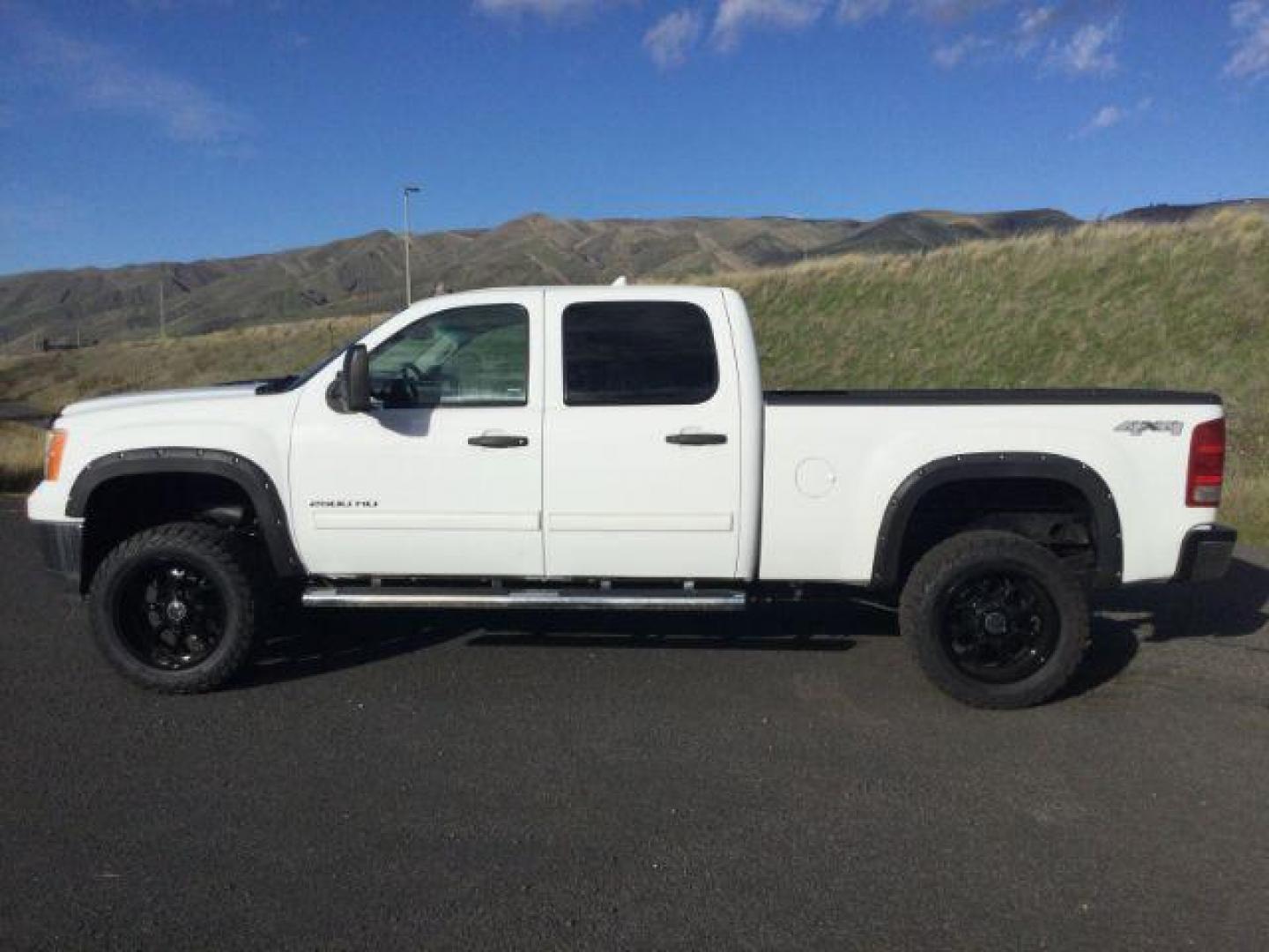 2014 Summit White /Black Cloth GMC 2500 Crew Cab 4x4 Crew Cab SLE 4WD (1GT120CGXEF) with an 6.0L V8 engine, 6-Speed Automatic transmission, located at 1801 Main Street, Lewiston, 83501, (208) 743-9371, 46.417065, -117.004799 - Photo#1
