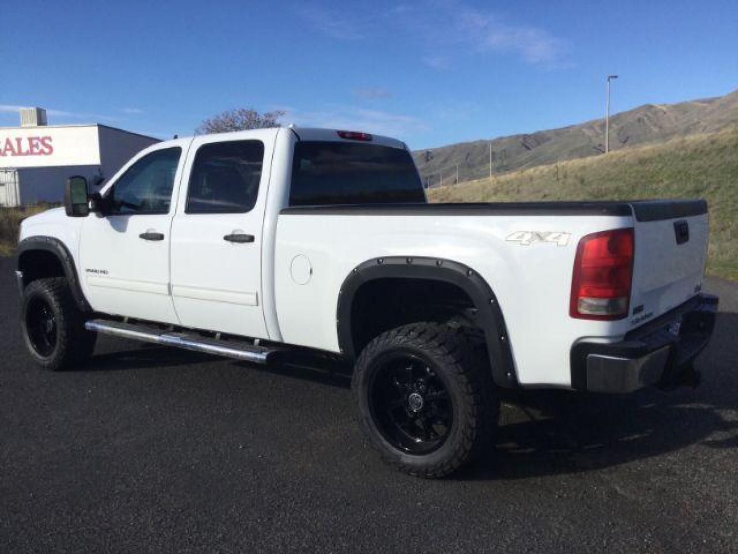2014 Summit White /Black Cloth GMC 2500 Crew Cab 4x4 Crew Cab SLE 4WD (1GT120CGXEF) with an 6.0L V8 engine, 6-Speed Automatic transmission, located at 1801 Main Street, Lewiston, 83501, (208) 743-9371, 46.417065, -117.004799 - Photo#2