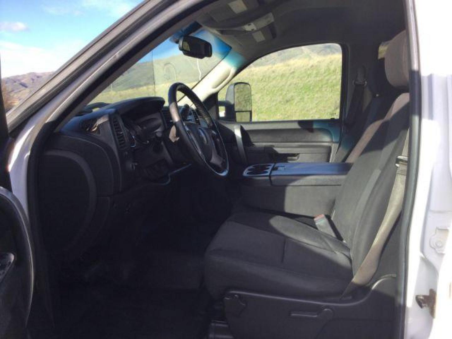 2014 Summit White /Black Cloth GMC 2500 Crew Cab 4x4 Crew Cab SLE 4WD (1GT120CGXEF) with an 6.0L V8 engine, 6-Speed Automatic transmission, located at 1801 Main Street, Lewiston, 83501, (208) 743-9371, 46.417065, -117.004799 - Photo#4