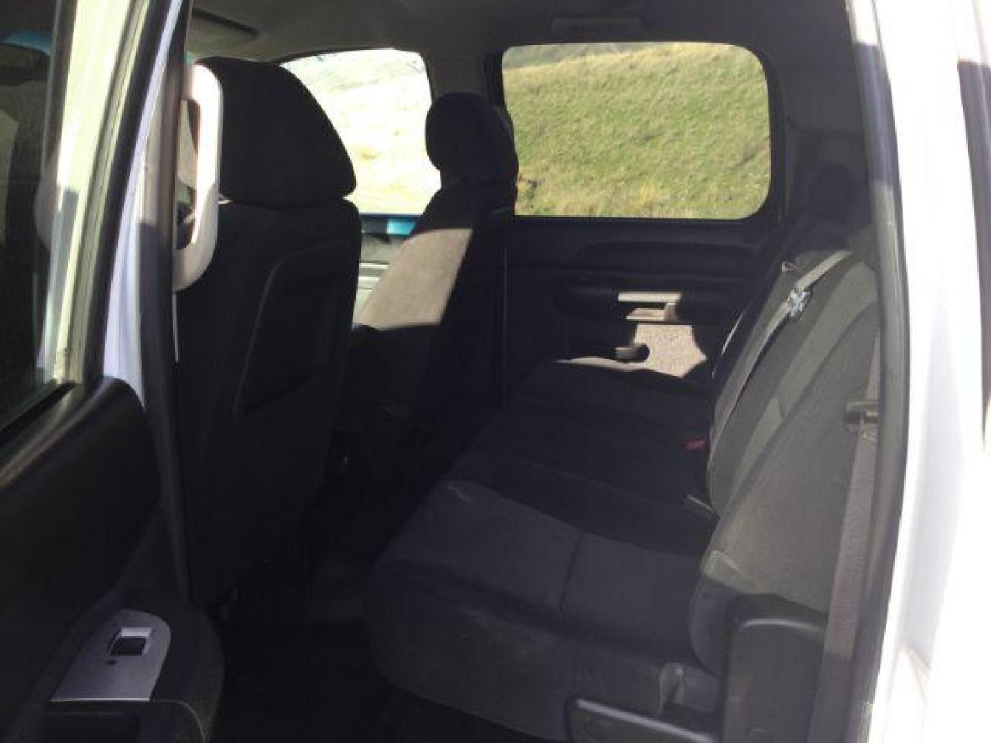 2014 Summit White /Black Cloth GMC 2500 Crew Cab 4x4 Crew Cab SLE 4WD (1GT120CGXEF) with an 6.0L V8 engine, 6-Speed Automatic transmission, located at 1801 Main Street, Lewiston, 83501, (208) 743-9371, 46.417065, -117.004799 - Photo#5