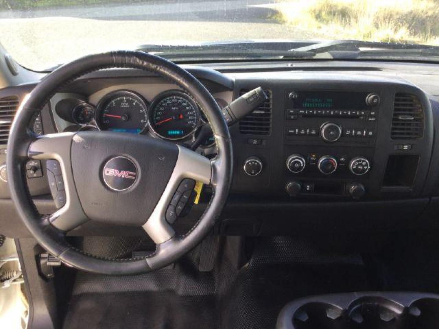 2014 Summit White /Black Cloth GMC 2500 Crew Cab 4x4 Crew Cab SLE 4WD (1GT120CGXEF) with an 6.0L V8 engine, 6-Speed Automatic transmission, located at 1801 Main Street, Lewiston, 83501, (208) 743-9371, 46.417065, -117.004799 - Photo#6