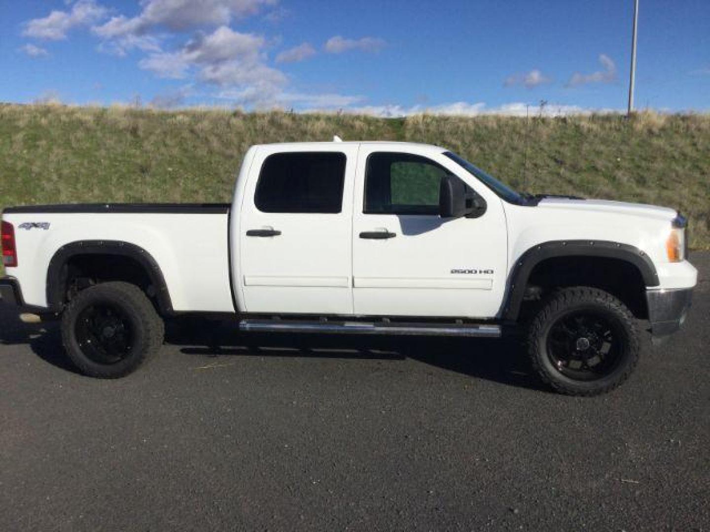 2014 Summit White /Black Cloth GMC 2500 Crew Cab 4x4 Crew Cab SLE 4WD (1GT120CGXEF) with an 6.0L V8 engine, 6-Speed Automatic transmission, located at 1801 Main Street, Lewiston, 83501, (208) 743-9371, 46.417065, -117.004799 - Photo#11