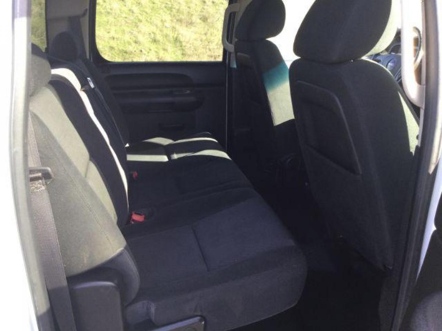 2014 Summit White /Black Cloth GMC 2500 Crew Cab 4x4 Crew Cab SLE 4WD (1GT120CGXEF) with an 6.0L V8 engine, 6-Speed Automatic transmission, located at 1801 Main Street, Lewiston, 83501, (208) 743-9371, 46.417065, -117.004799 - Photo#13