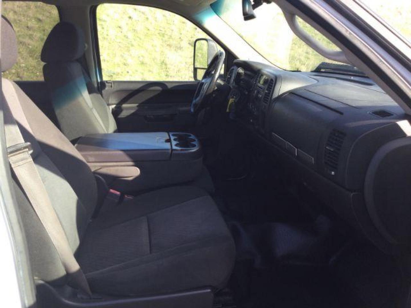 2014 Summit White /Black Cloth GMC 2500 Crew Cab 4x4 Crew Cab SLE 4WD (1GT120CGXEF) with an 6.0L V8 engine, 6-Speed Automatic transmission, located at 1801 Main Street, Lewiston, 83501, (208) 743-9371, 46.417065, -117.004799 - Photo#14