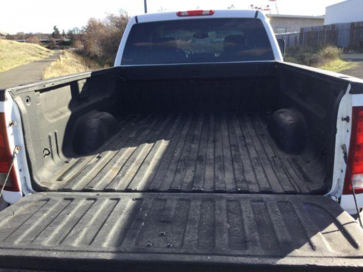 2014 Summit White /Black Cloth GMC 2500 Crew Cab 4x4 Crew Cab SLE 4WD (1GT120CGXEF) with an 6.0L V8 engine, 6-Speed Automatic transmission, located at 1801 Main Street, Lewiston, 83501, (208) 743-9371, 46.417065, -117.004799 - Photo#16