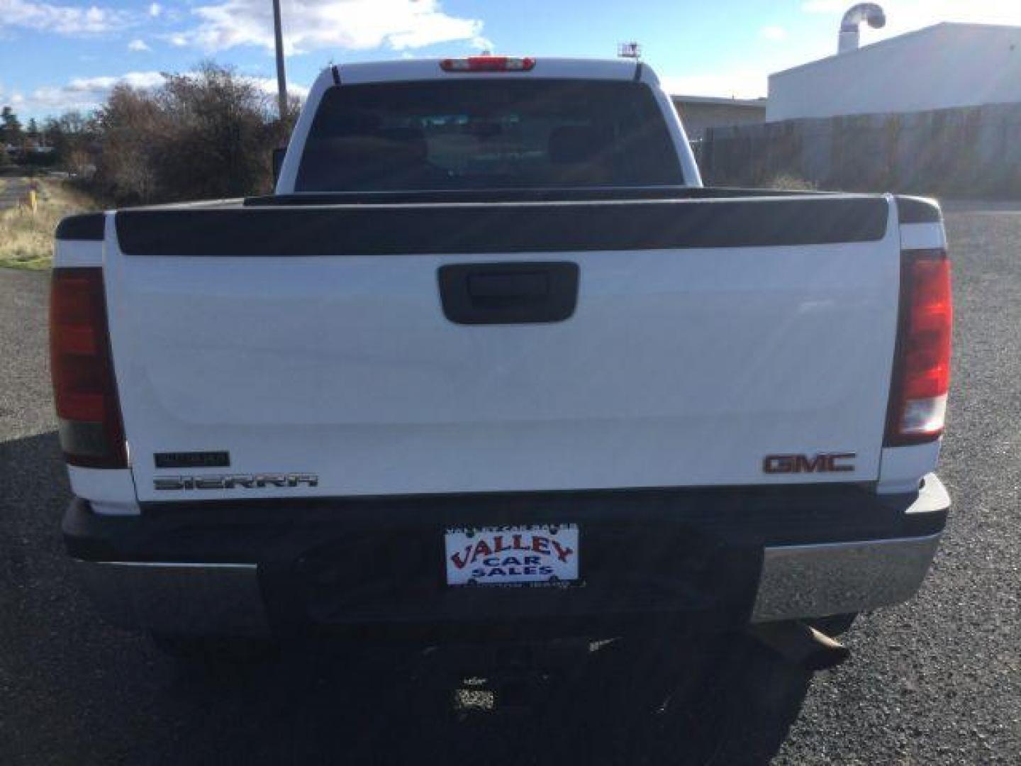 2014 Summit White /Black Cloth GMC 2500 Crew Cab 4x4 Crew Cab SLE 4WD (1GT120CGXEF) with an 6.0L V8 engine, 6-Speed Automatic transmission, located at 1801 Main Street, Lewiston, 83501, (208) 743-9371, 46.417065, -117.004799 - Photo#17