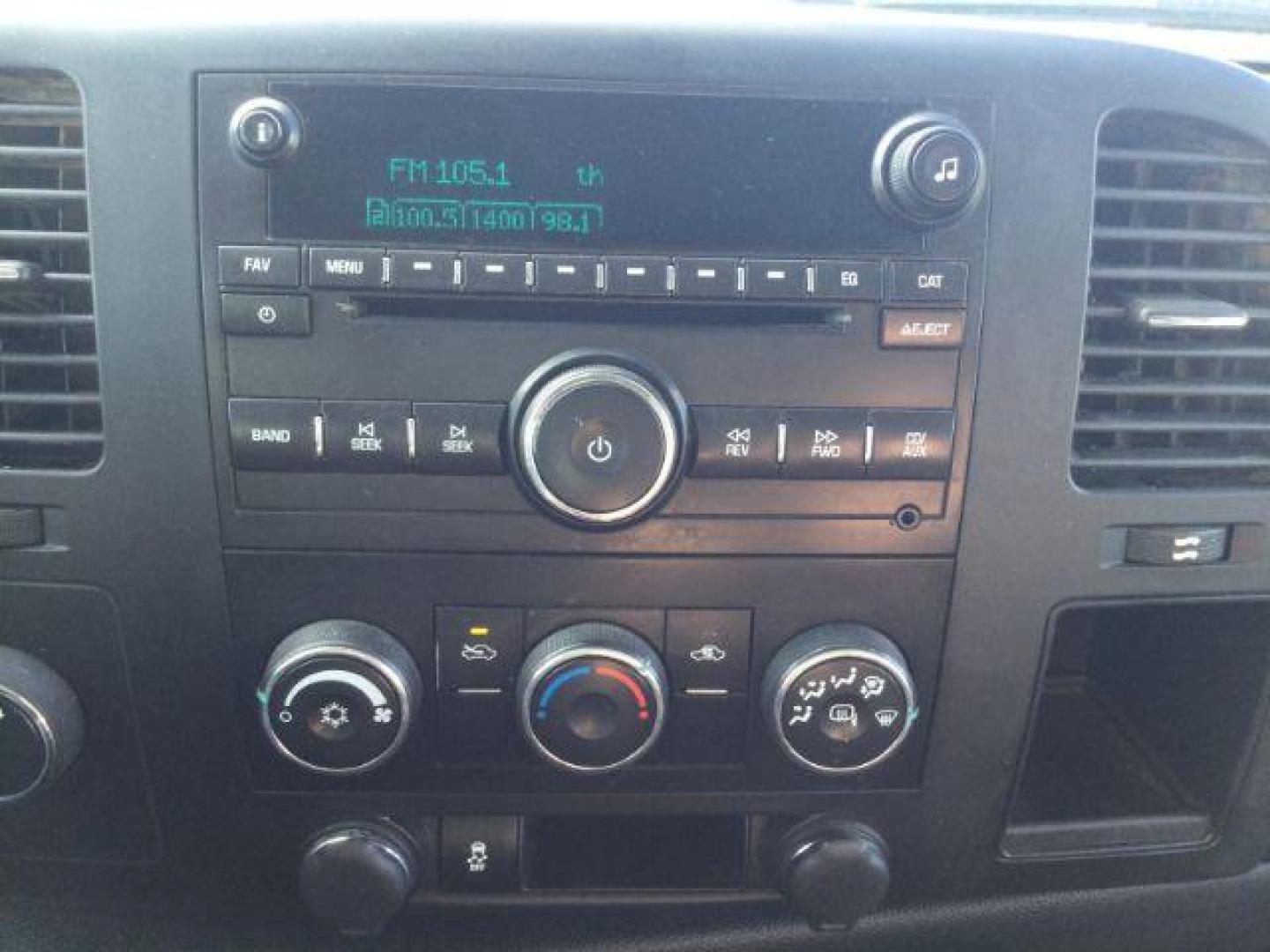 2014 Summit White /Black Cloth GMC 2500 Crew Cab 4x4 Crew Cab SLE 4WD (1GT120CGXEF) with an 6.0L V8 engine, 6-Speed Automatic transmission, located at 1801 Main Street, Lewiston, 83501, (208) 743-9371, 46.417065, -117.004799 - Photo#18