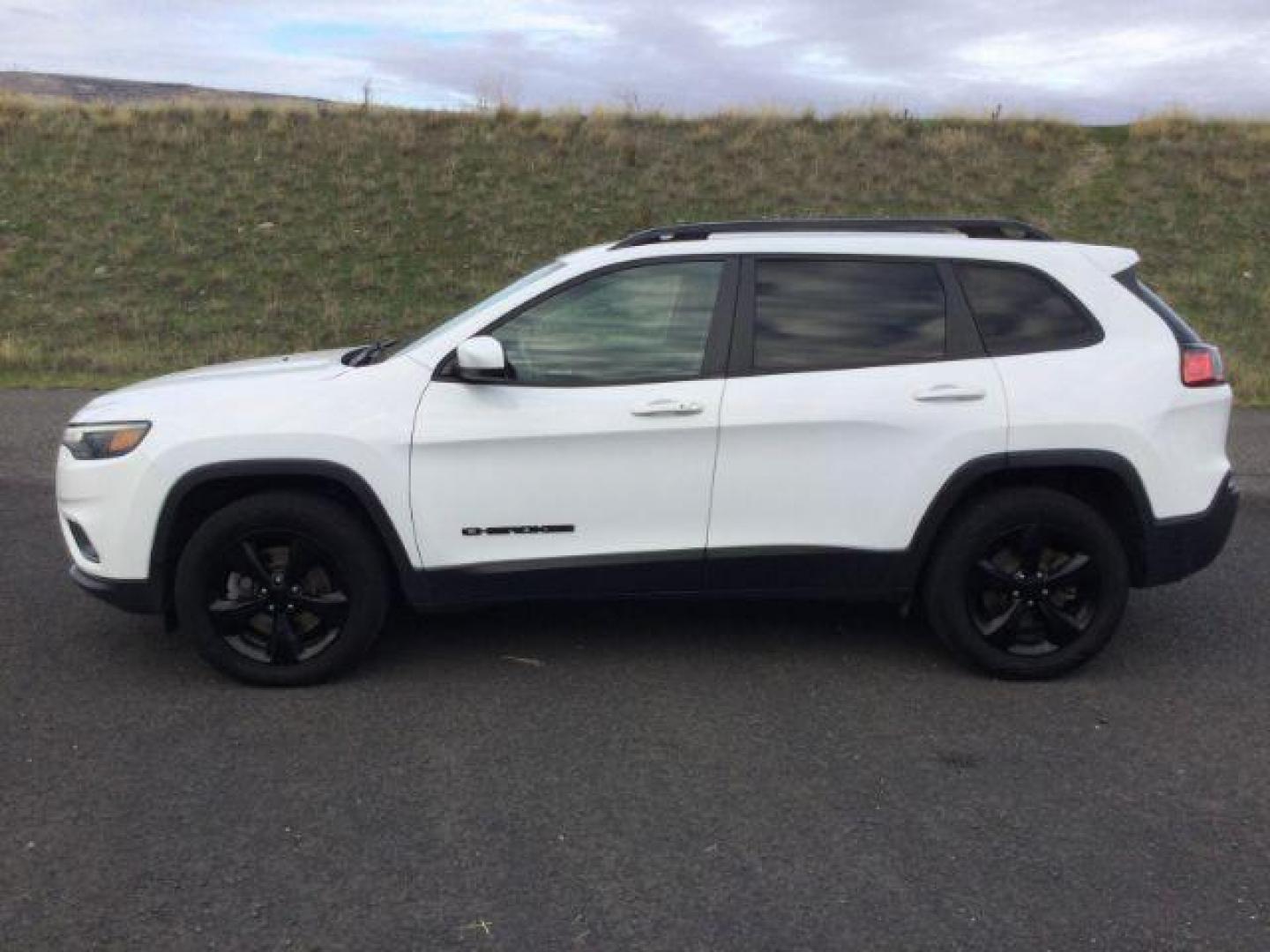 2019 Bright White Clearcoat /Black Jeep Cherokee Altitude 4x4 (1C4PJMLN7KD) with an 2L I-4 gasoline direct injection engine, Auto transmission, located at 1801 Main Street, Lewiston, 83501, (208) 743-9371, 46.417065, -117.004799 - Photo#1