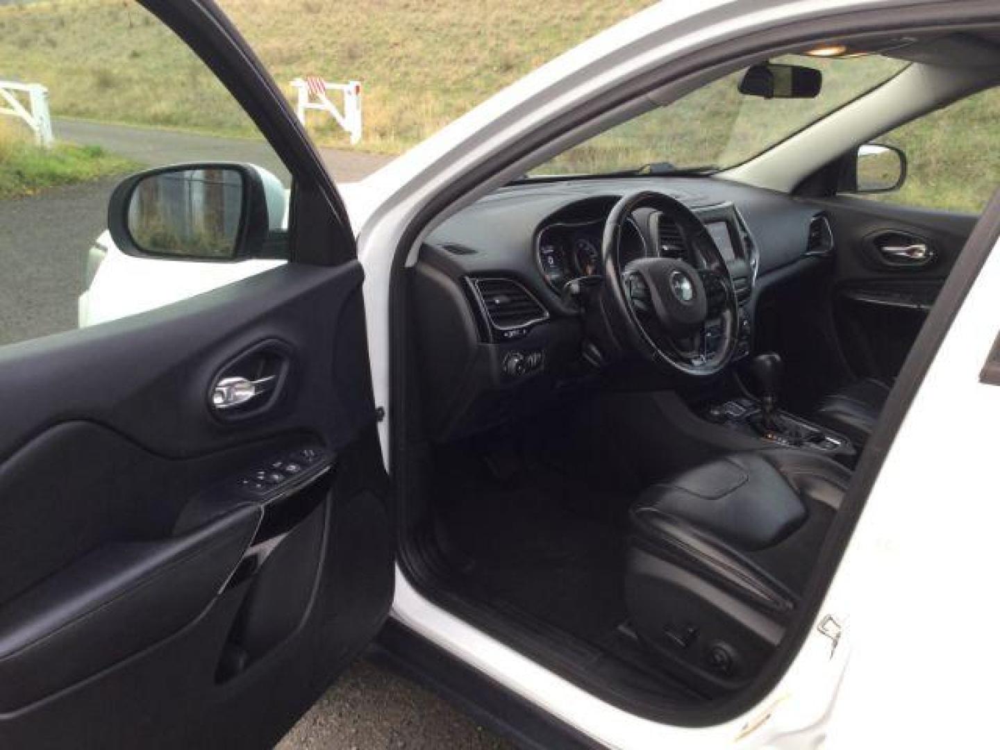 2019 Bright White Clearcoat /Black Jeep Cherokee Altitude 4x4 (1C4PJMLN7KD) with an 2L I-4 gasoline direct injection engine, Auto transmission, located at 1801 Main Street, Lewiston, 83501, (208) 743-9371, 46.417065, -117.004799 - Photo#3