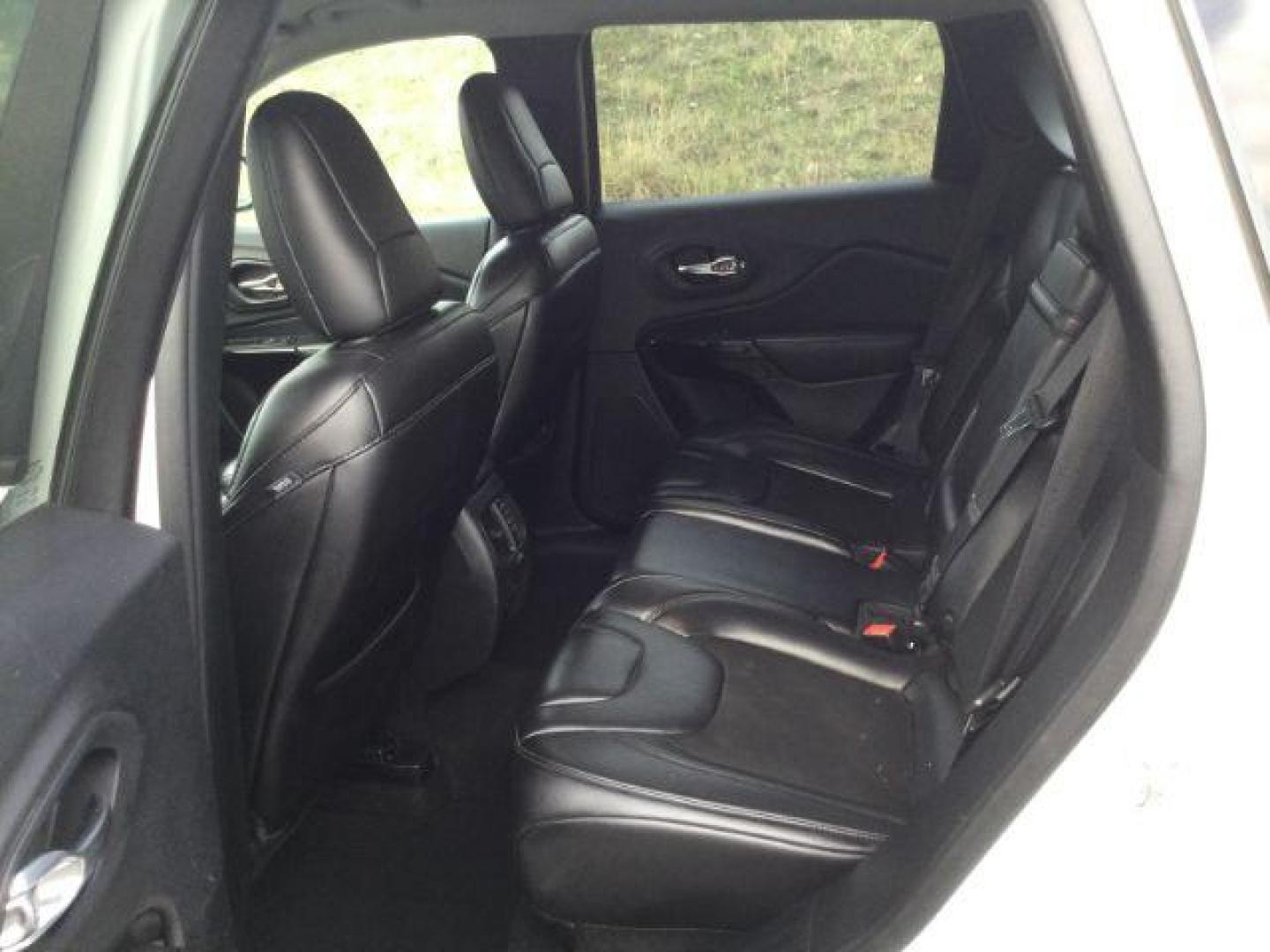 2019 Bright White Clearcoat /Black Jeep Cherokee Altitude 4x4 (1C4PJMLN7KD) with an 2L I-4 gasoline direct injection engine, Auto transmission, located at 1801 Main Street, Lewiston, 83501, (208) 743-9371, 46.417065, -117.004799 - Photo#5