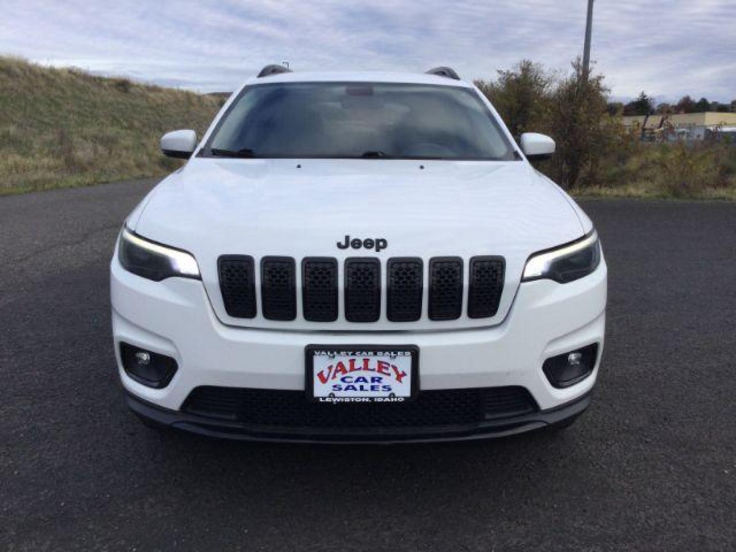 2019 Bright White Clearcoat /Black Jeep Cherokee Altitude 4x4 (1C4PJMLN7KD) with an 2L I-4 gasoline direct injection engine, Auto transmission, located at 1801 Main Street, Lewiston, 83501, (208) 743-9371, 46.417065, -117.004799 - Photo#6