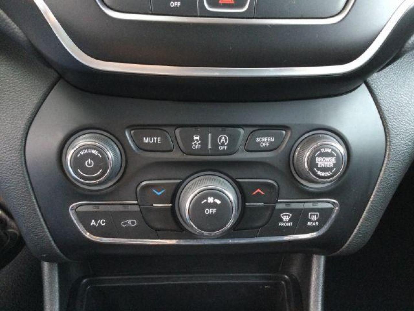 2019 Bright White Clearcoat /Black Jeep Cherokee Altitude 4x4 (1C4PJMLN7KD) with an 2L I-4 gasoline direct injection engine, Auto transmission, located at 1801 Main Street, Lewiston, 83501, (208) 743-9371, 46.417065, -117.004799 - Photo#10