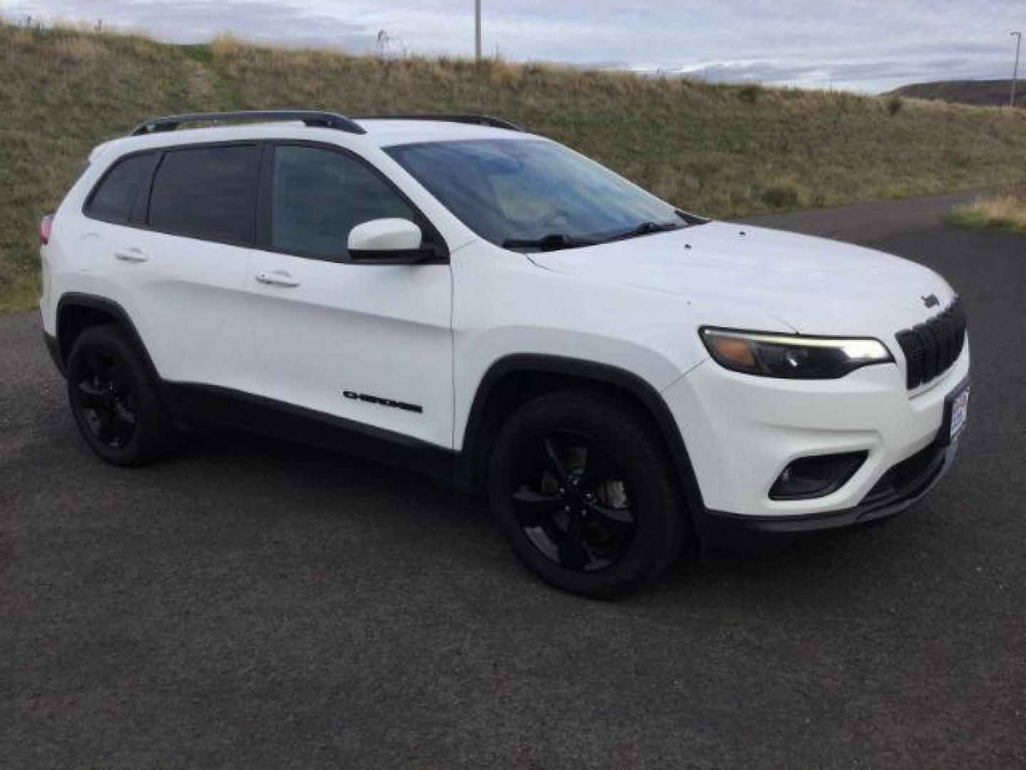 2019 Bright White Clearcoat /Black Jeep Cherokee Altitude 4x4 (1C4PJMLN7KD) with an 2L I-4 gasoline direct injection engine, Auto transmission, located at 1801 Main Street, Lewiston, 83501, (208) 743-9371, 46.417065, -117.004799 - Photo#15