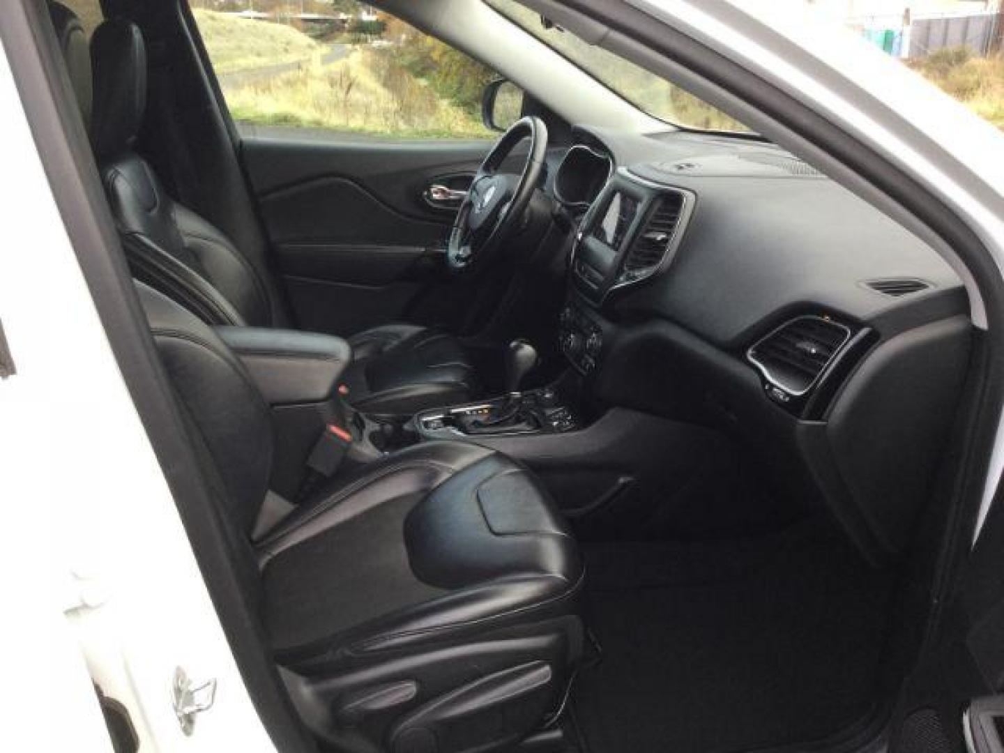 2019 Bright White Clearcoat /Black Jeep Cherokee Altitude 4x4 (1C4PJMLN7KD) with an 2L I-4 gasoline direct injection engine, Auto transmission, located at 1801 Main Street, Lewiston, 83501, (208) 743-9371, 46.417065, -117.004799 - Photo#16