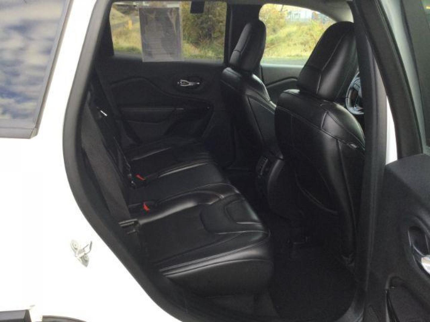 2019 Bright White Clearcoat /Black Jeep Cherokee Altitude 4x4 (1C4PJMLN7KD) with an 2L I-4 gasoline direct injection engine, Auto transmission, located at 1801 Main Street, Lewiston, 83501, (208) 743-9371, 46.417065, -117.004799 - Photo#17