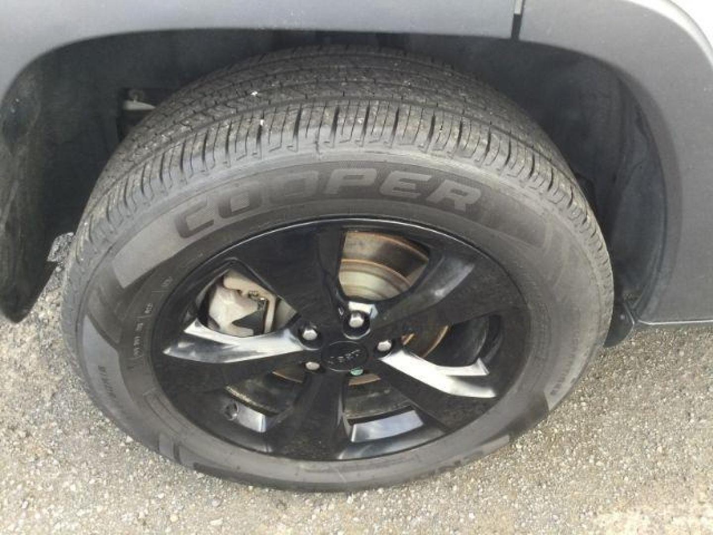 2019 Bright White Clearcoat /Black Jeep Cherokee Altitude 4x4 (1C4PJMLN7KD) with an 2L I-4 gasoline direct injection engine, Auto transmission, located at 1801 Main Street, Lewiston, 83501, (208) 743-9371, 46.417065, -117.004799 - Photo#19