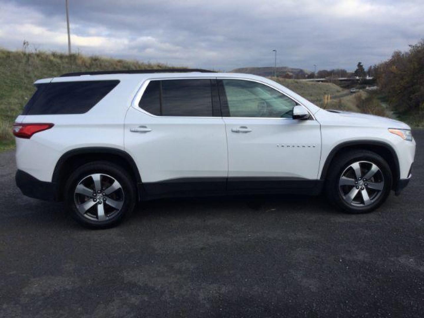 2019 Iridescent Pearl Tricoat /Dark Atmosphere/Medium Ash Gray Chevrolet Traverse 3LT (1GNEVHKW4KJ) with an 3.6L V-6 gasoline direct injection engine, 9-Speed Automatic transmission, located at 1801 Main Street, Lewiston, 83501, (208) 743-9371, 46.417065, -117.004799 - Photo#1