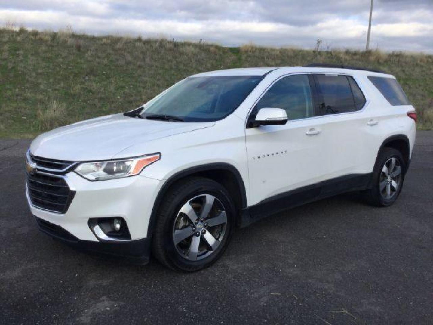 2019 Iridescent Pearl Tricoat /Dark Atmosphere/Medium Ash Gray Chevrolet Traverse 3LT (1GNEVHKW4KJ) with an 3.6L V-6 gasoline direct injection engine, 9-Speed Automatic transmission, located at 1801 Main Street, Lewiston, 83501, (208) 743-9371, 46.417065, -117.004799 - Photo#2