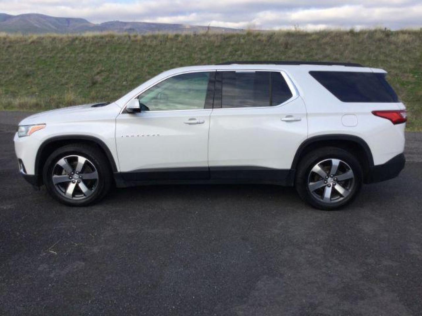 2019 Iridescent Pearl Tricoat /Dark Atmosphere/Medium Ash Gray Chevrolet Traverse 3LT (1GNEVHKW4KJ) with an 3.6L V-6 gasoline direct injection engine, 9-Speed Automatic transmission, located at 1801 Main Street, Lewiston, 83501, (208) 743-9371, 46.417065, -117.004799 - Photo#3