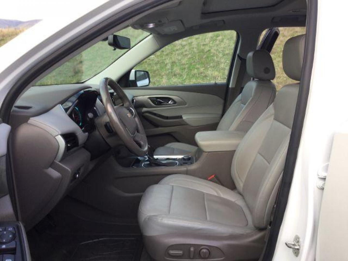 2019 Iridescent Pearl Tricoat /Dark Atmosphere/Medium Ash Gray Chevrolet Traverse 3LT (1GNEVHKW4KJ) with an 3.6L V-6 gasoline direct injection engine, 9-Speed Automatic transmission, located at 1801 Main Street, Lewiston, 83501, (208) 743-9371, 46.417065, -117.004799 - Photo#4