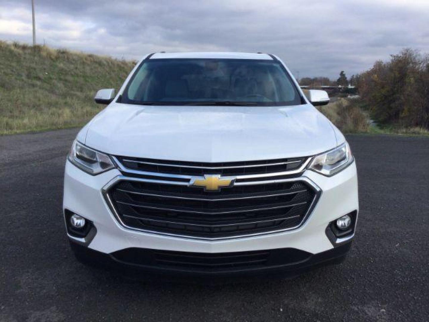 2019 Iridescent Pearl Tricoat /Dark Atmosphere/Medium Ash Gray Chevrolet Traverse 3LT (1GNEVHKW4KJ) with an 3.6L V-6 gasoline direct injection engine, 9-Speed Automatic transmission, located at 1801 Main Street, Lewiston, 83501, (208) 743-9371, 46.417065, -117.004799 - Photo#6