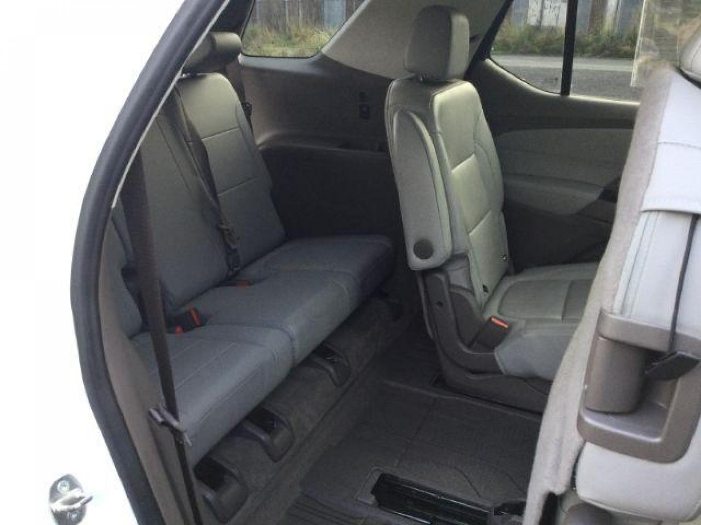2019 Iridescent Pearl Tricoat /Dark Atmosphere/Medium Ash Gray Chevrolet Traverse 3LT (1GNEVHKW4KJ) with an 3.6L V-6 gasoline direct injection engine, 9-Speed Automatic transmission, located at 1801 Main Street, Lewiston, 83501, (208) 743-9371, 46.417065, -117.004799 - Photo#7