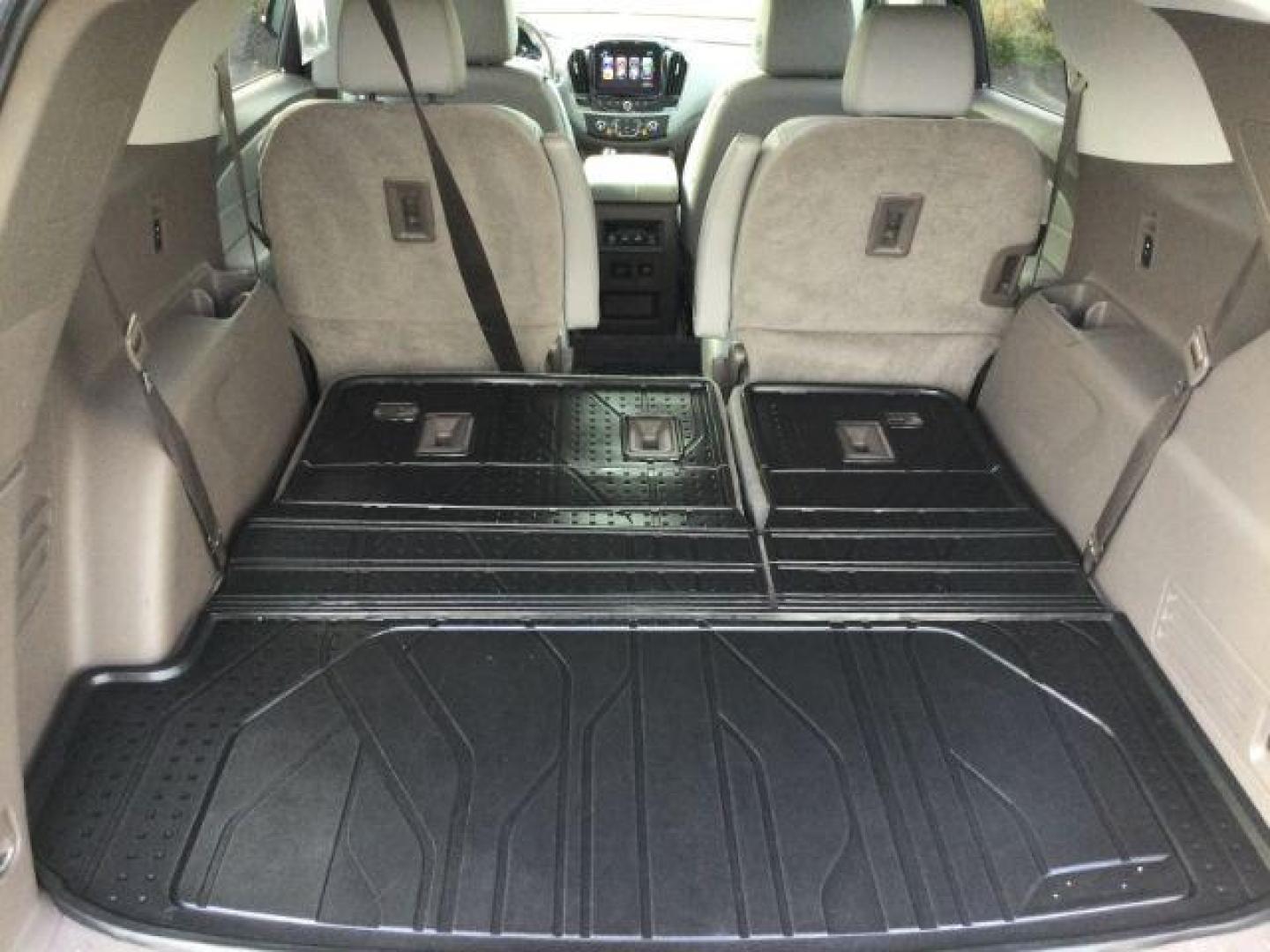 2019 Iridescent Pearl Tricoat /Dark Atmosphere/Medium Ash Gray Chevrolet Traverse 3LT (1GNEVHKW4KJ) with an 3.6L V-6 gasoline direct injection engine, 9-Speed Automatic transmission, located at 1801 Main Street, Lewiston, 83501, (208) 743-9371, 46.417065, -117.004799 - Photo#9