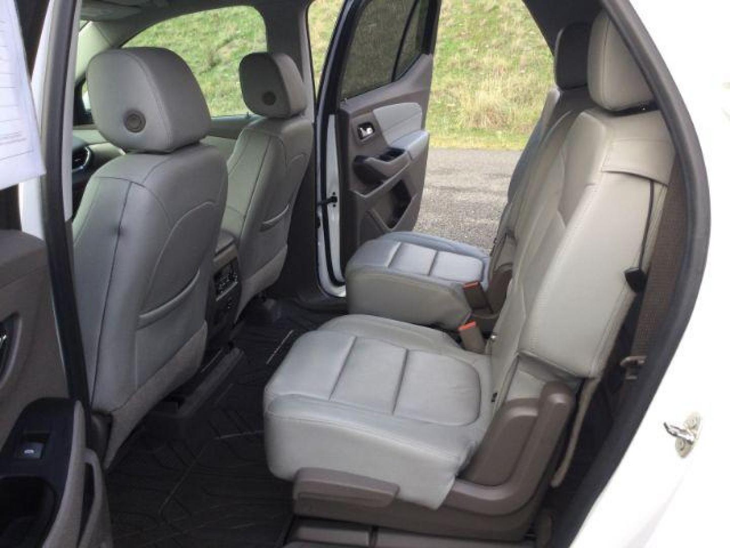 2019 Iridescent Pearl Tricoat /Dark Atmosphere/Medium Ash Gray Chevrolet Traverse 3LT (1GNEVHKW4KJ) with an 3.6L V-6 gasoline direct injection engine, 9-Speed Automatic transmission, located at 1801 Main Street, Lewiston, 83501, (208) 743-9371, 46.417065, -117.004799 - Photo#10