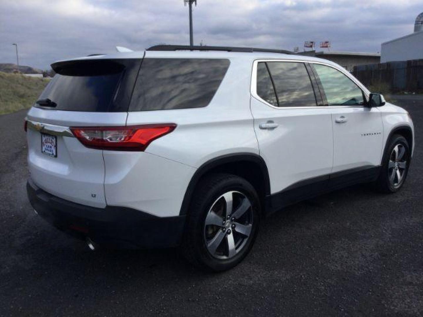2019 Iridescent Pearl Tricoat /Dark Atmosphere/Medium Ash Gray Chevrolet Traverse 3LT (1GNEVHKW4KJ) with an 3.6L V-6 gasoline direct injection engine, 9-Speed Automatic transmission, located at 1801 Main Street, Lewiston, 83501, (208) 743-9371, 46.417065, -117.004799 - Photo#13