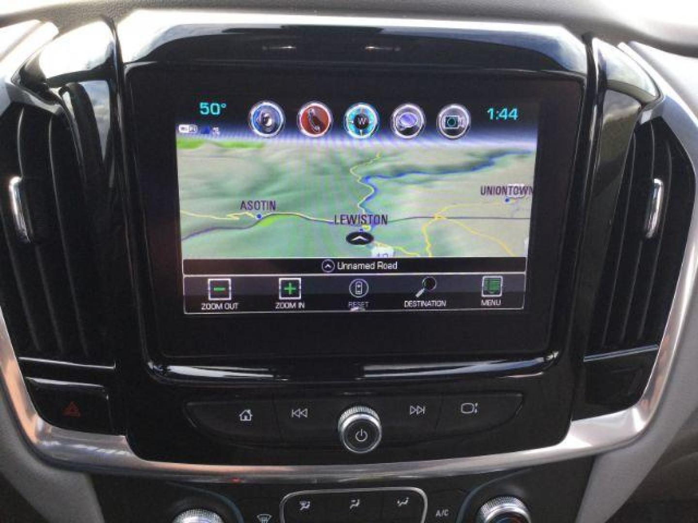 2019 Iridescent Pearl Tricoat /Dark Atmosphere/Medium Ash Gray Chevrolet Traverse 3LT (1GNEVHKW4KJ) with an 3.6L V-6 gasoline direct injection engine, 9-Speed Automatic transmission, located at 1801 Main Street, Lewiston, 83501, (208) 743-9371, 46.417065, -117.004799 - Photo#15