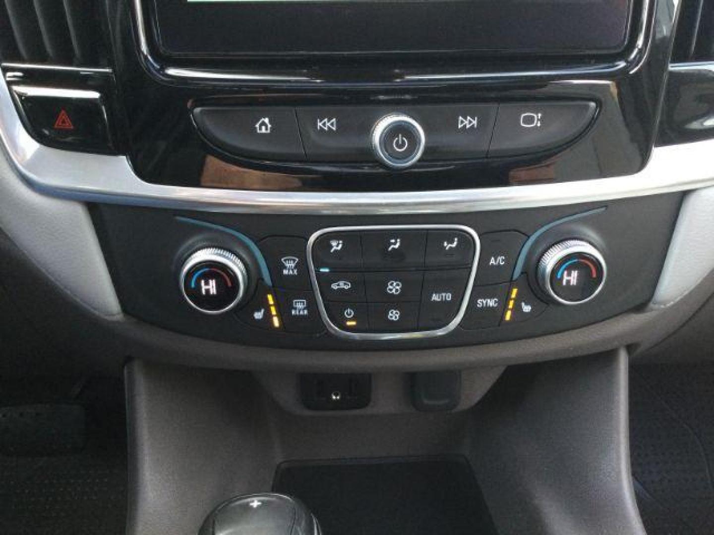 2019 Iridescent Pearl Tricoat /Dark Atmosphere/Medium Ash Gray Chevrolet Traverse 3LT (1GNEVHKW4KJ) with an 3.6L V-6 gasoline direct injection engine, 9-Speed Automatic transmission, located at 1801 Main Street, Lewiston, 83501, (208) 743-9371, 46.417065, -117.004799 - Photo#16