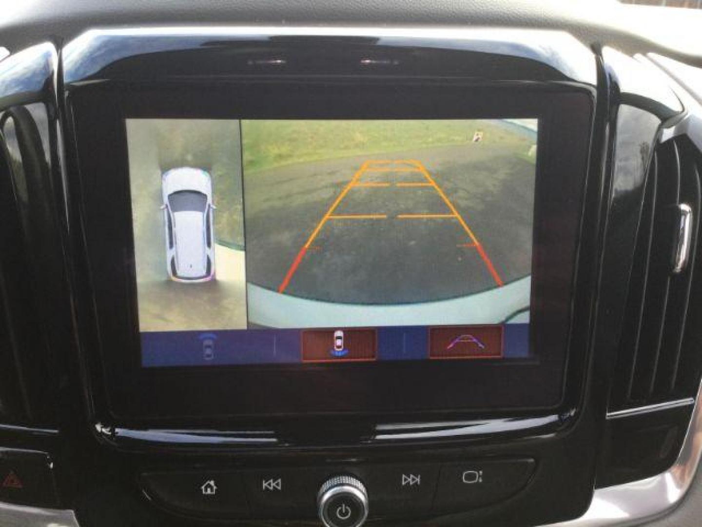 2019 Iridescent Pearl Tricoat /Dark Atmosphere/Medium Ash Gray Chevrolet Traverse 3LT (1GNEVHKW4KJ) with an 3.6L V-6 gasoline direct injection engine, 9-Speed Automatic transmission, located at 1801 Main Street, Lewiston, 83501, (208) 743-9371, 46.417065, -117.004799 - Photo#18