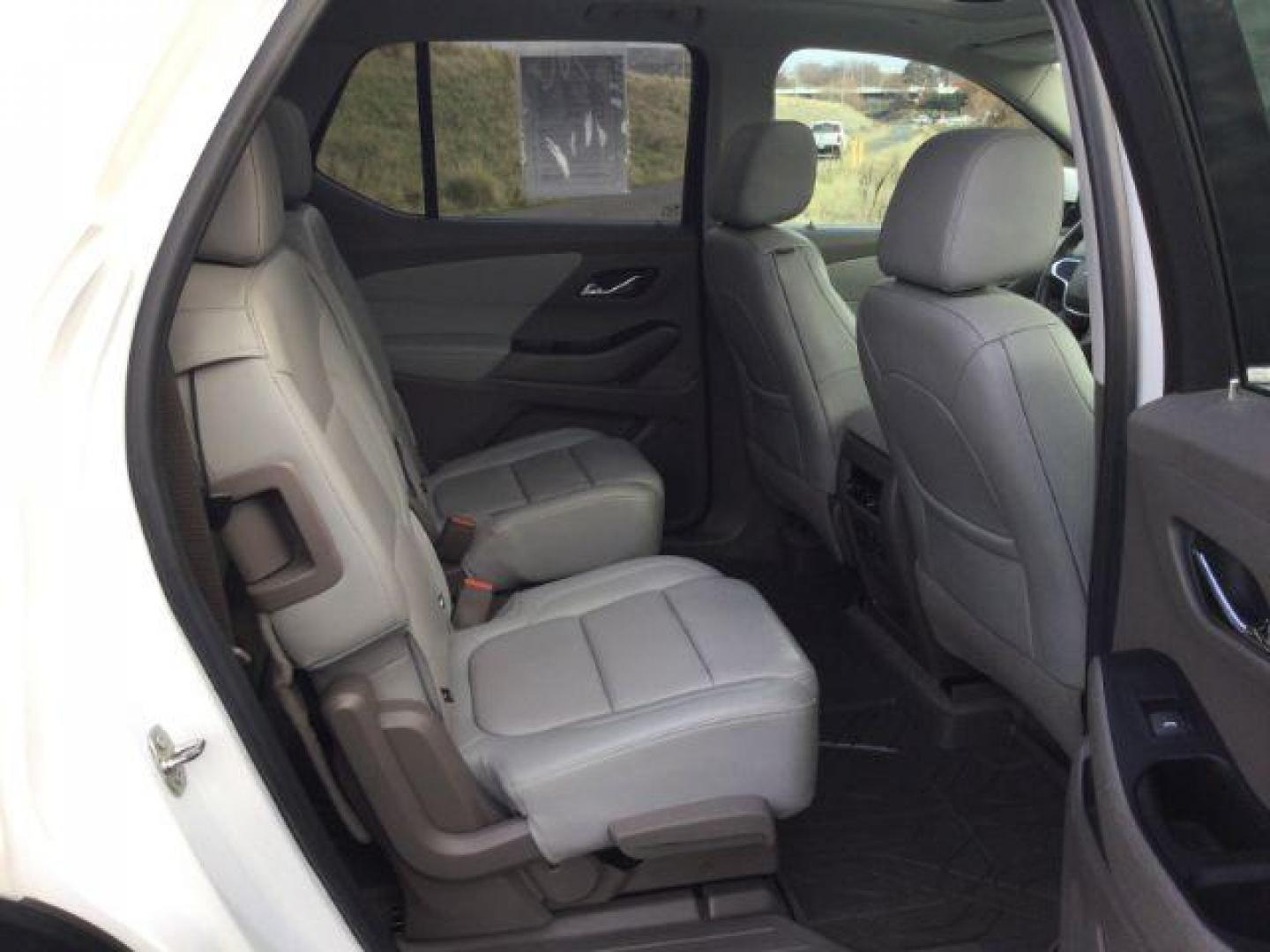 2019 Iridescent Pearl Tricoat /Dark Atmosphere/Medium Ash Gray Chevrolet Traverse 3LT (1GNEVHKW4KJ) with an 3.6L V-6 gasoline direct injection engine, 9-Speed Automatic transmission, located at 1801 Main Street, Lewiston, 83501, (208) 743-9371, 46.417065, -117.004799 - Photo#19