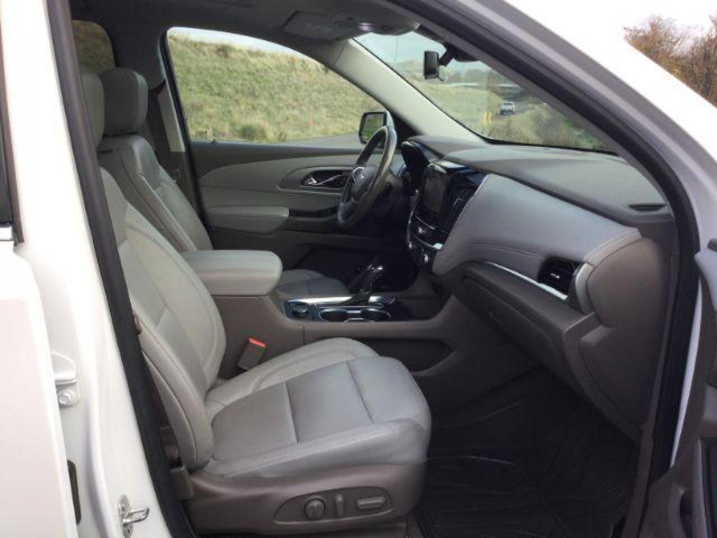 2019 Iridescent Pearl Tricoat /Dark Atmosphere/Medium Ash Gray Chevrolet Traverse 3LT (1GNEVHKW4KJ) with an 3.6L V-6 gasoline direct injection engine, 9-Speed Automatic transmission, located at 1801 Main Street, Lewiston, 83501, (208) 743-9371, 46.417065, -117.004799 - Photo#20
