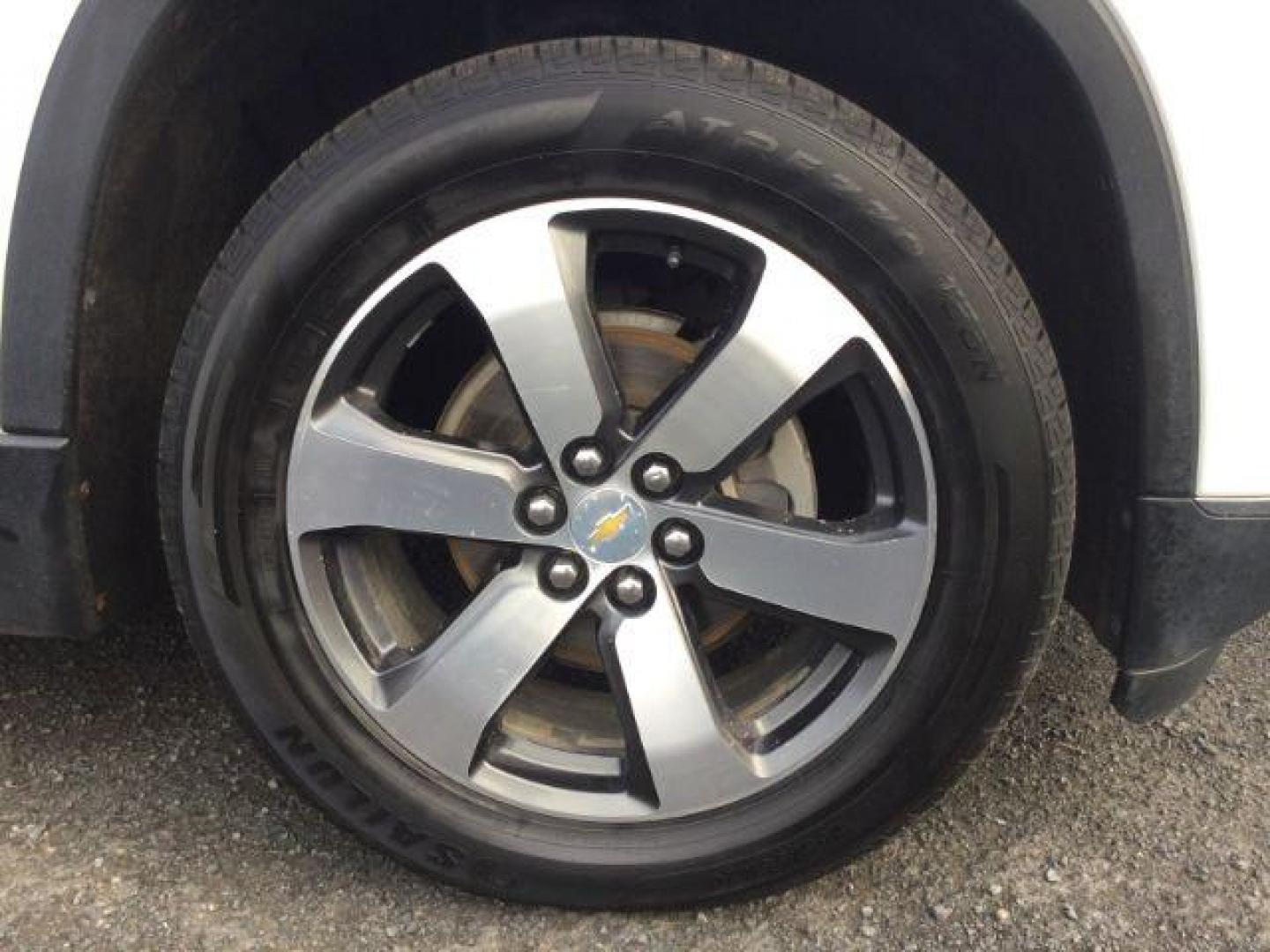 2019 Iridescent Pearl Tricoat /Dark Atmosphere/Medium Ash Gray Chevrolet Traverse 3LT (1GNEVHKW4KJ) with an 3.6L V-6 gasoline direct injection engine, 9-Speed Automatic transmission, located at 1801 Main Street, Lewiston, 83501, (208) 743-9371, 46.417065, -117.004799 - Photo#22