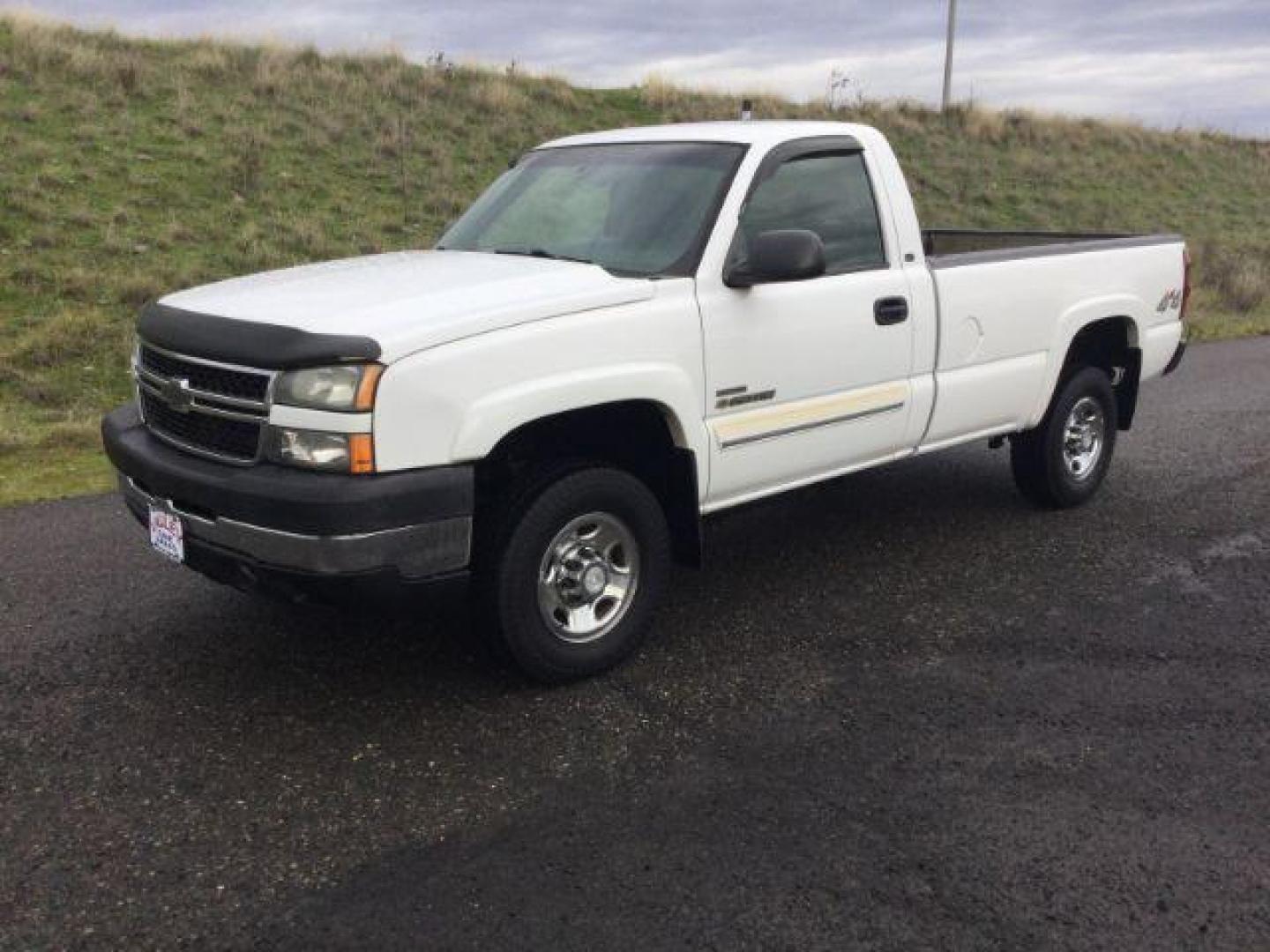 2006 Summit White /Dark Charcoal Chevrolet Silverado 2500HD LT Regular Cab 4x4 (1GCHK24D46E) with an Duramax 6.6L V-8 diesel direct injection engine, 6-Speed Automatic transmission, located at 1801 Main Street, Lewiston, 83501, (208) 743-9371, 46.417065, -117.004799 - Photo#0