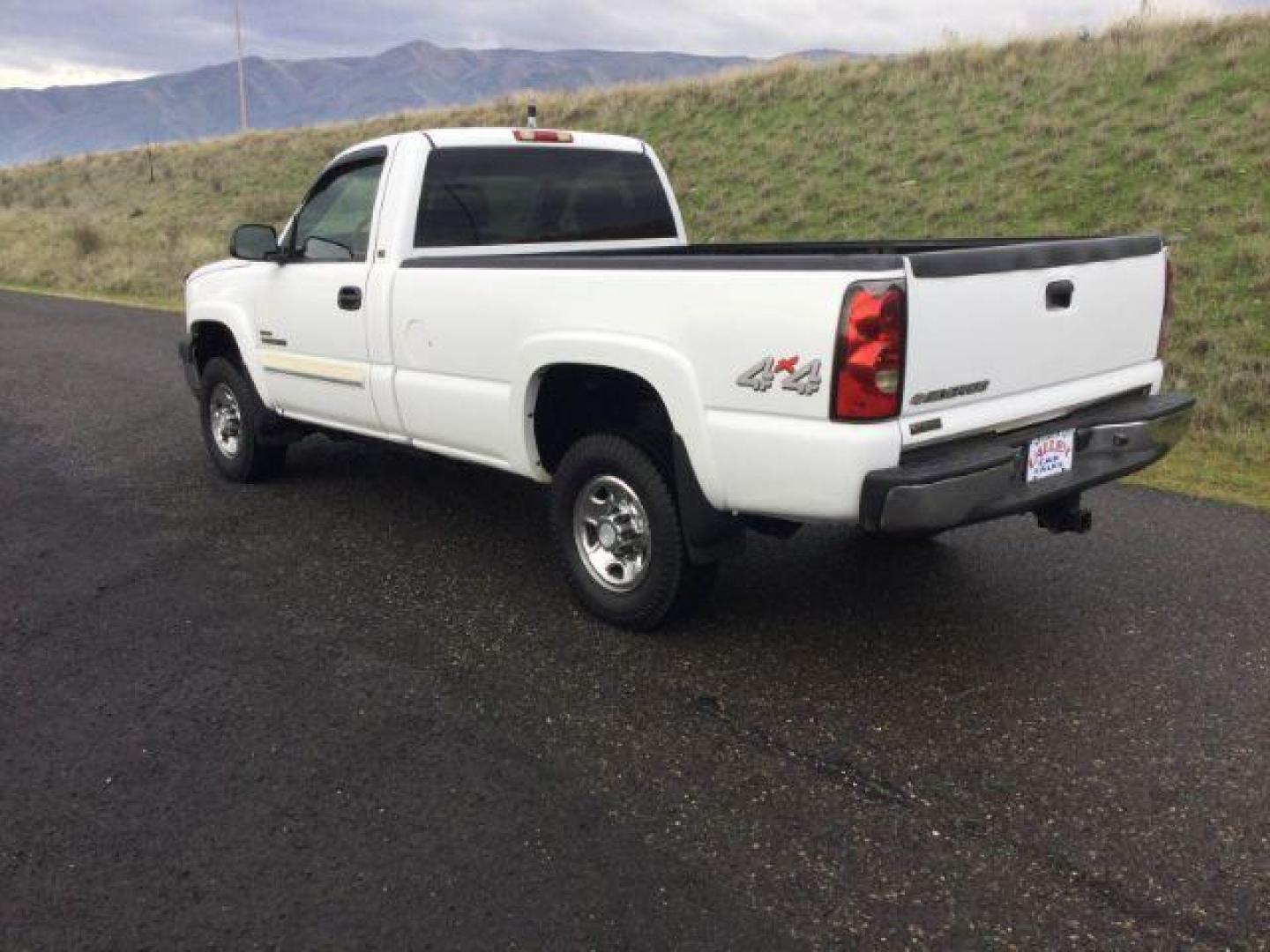2006 Summit White /Dark Charcoal Chevrolet Silverado 2500HD LT Regular Cab 4x4 (1GCHK24D46E) with an Duramax 6.6L V-8 diesel direct injection engine, 6-Speed Automatic transmission, located at 1801 Main Street, Lewiston, 83501, (208) 743-9371, 46.417065, -117.004799 - Photo#2