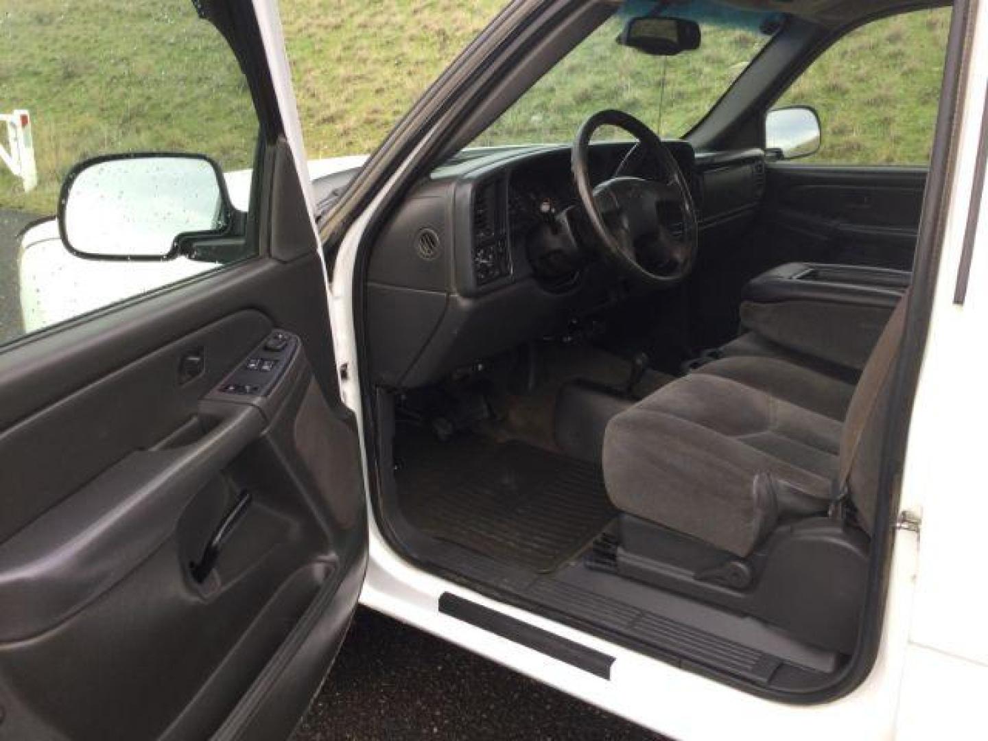 2006 Summit White /Dark Charcoal Chevrolet Silverado 2500HD LT Regular Cab 4x4 (1GCHK24D46E) with an Duramax 6.6L V-8 diesel direct injection engine, 6-Speed Automatic transmission, located at 1801 Main Street, Lewiston, 83501, (208) 743-9371, 46.417065, -117.004799 - Photo#3