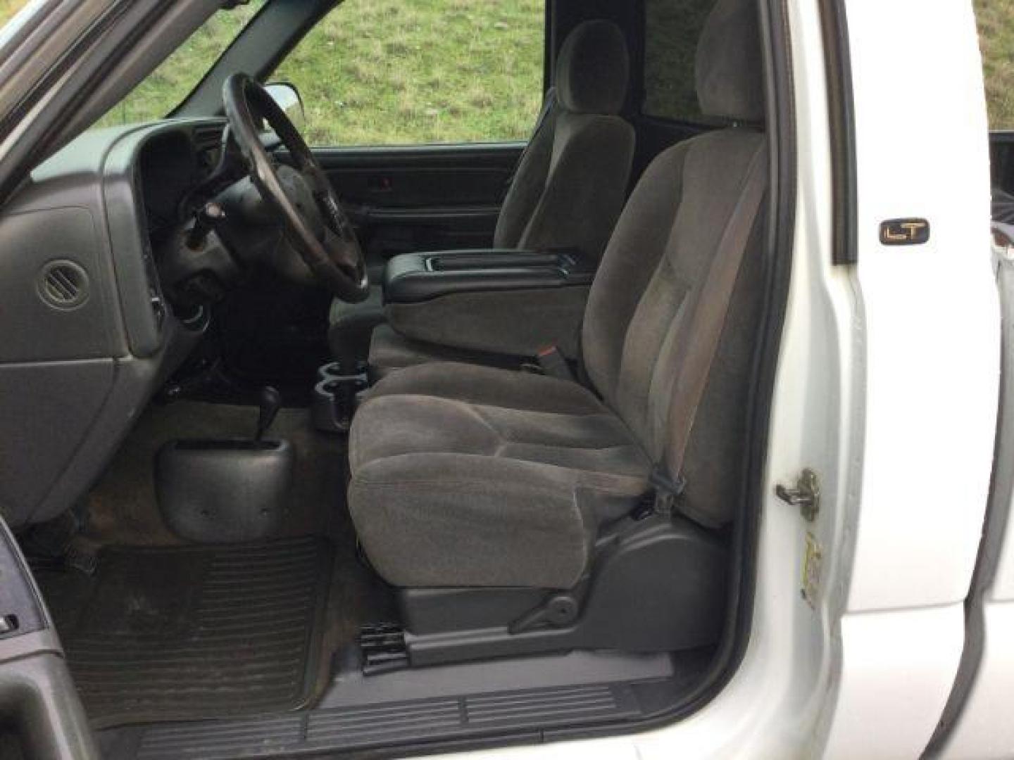 2006 Summit White /Dark Charcoal Chevrolet Silverado 2500HD LT Regular Cab 4x4 (1GCHK24D46E) with an Duramax 6.6L V-8 diesel direct injection engine, 6-Speed Automatic transmission, located at 1801 Main Street, Lewiston, 83501, (208) 743-9371, 46.417065, -117.004799 - Photo#4