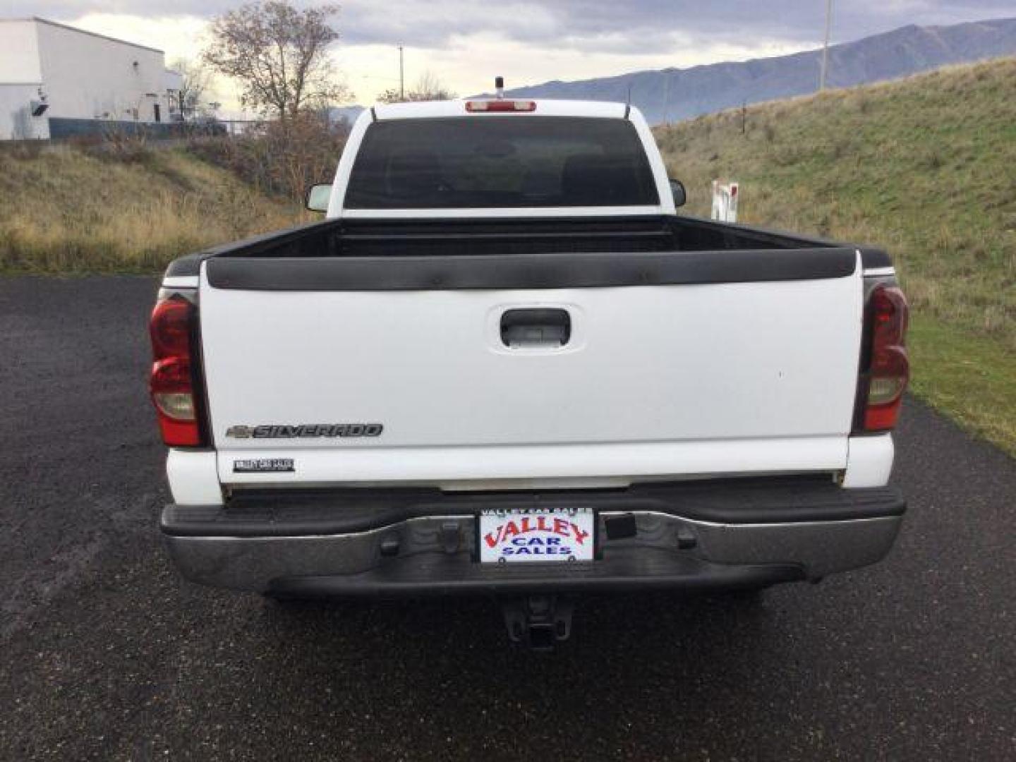 2006 Summit White /Dark Charcoal Chevrolet Silverado 2500HD LT Regular Cab 4x4 (1GCHK24D46E) with an Duramax 6.6L V-8 diesel direct injection engine, 6-Speed Automatic transmission, located at 1801 Main Street, Lewiston, 83501, (208) 743-9371, 46.417065, -117.004799 - Photo#5