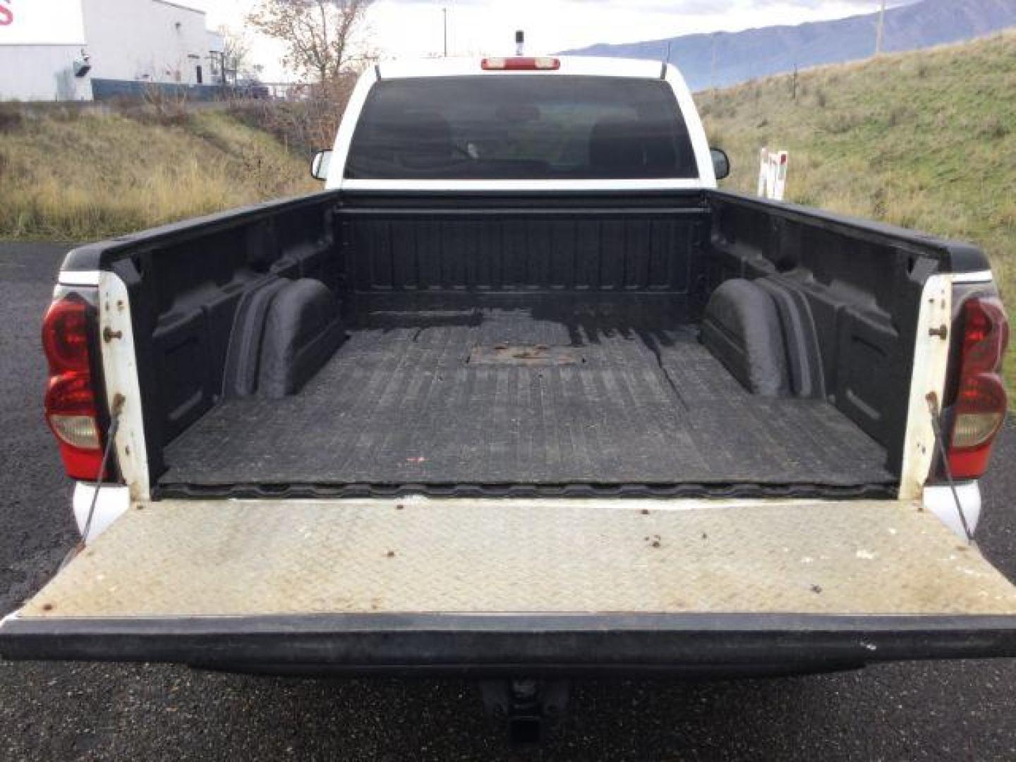 2006 Summit White /Dark Charcoal Chevrolet Silverado 2500HD LT Regular Cab 4x4 (1GCHK24D46E) with an Duramax 6.6L V-8 diesel direct injection engine, 6-Speed Automatic transmission, located at 1801 Main Street, Lewiston, 83501, (208) 743-9371, 46.417065, -117.004799 - Photo#6