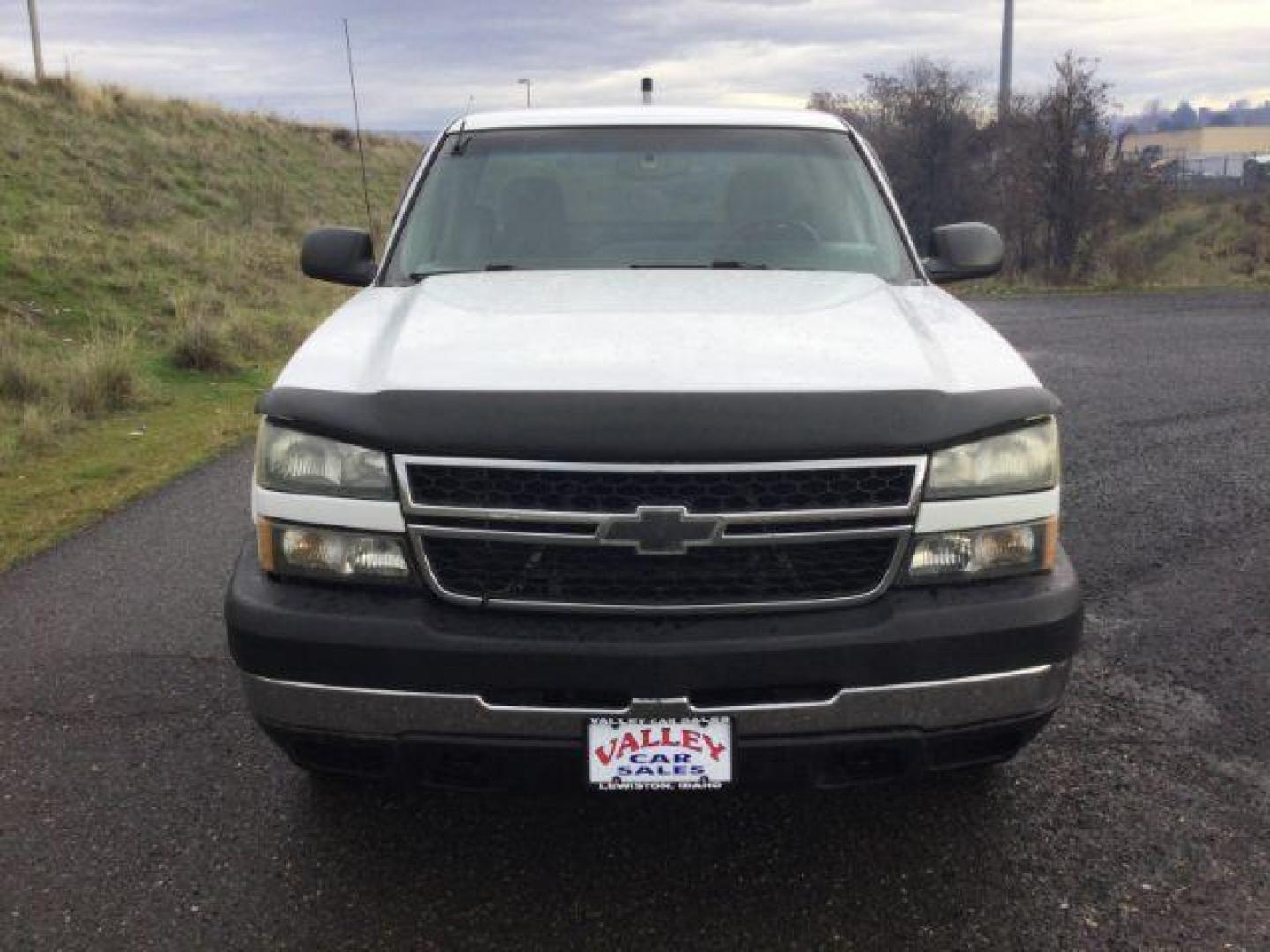 2006 Summit White /Dark Charcoal Chevrolet Silverado 2500HD LT Regular Cab 4x4 (1GCHK24D46E) with an Duramax 6.6L V-8 diesel direct injection engine, 6-Speed Automatic transmission, located at 1801 Main Street, Lewiston, 83501, (208) 743-9371, 46.417065, -117.004799 - Photo#7