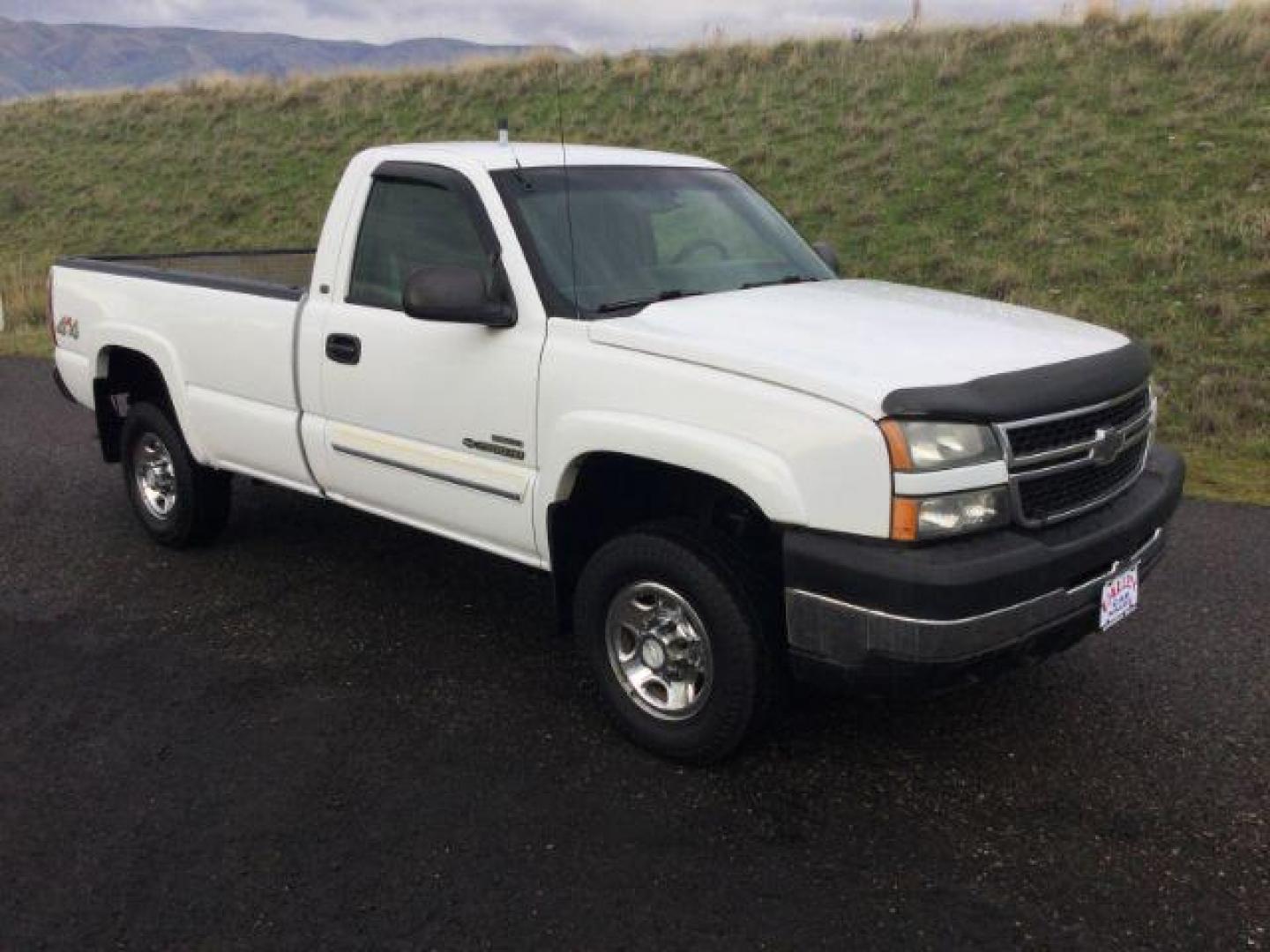 2006 Summit White /Dark Charcoal Chevrolet Silverado 2500HD LT Regular Cab 4x4 (1GCHK24D46E) with an Duramax 6.6L V-8 diesel direct injection engine, 6-Speed Automatic transmission, located at 1801 Main Street, Lewiston, 83501, (208) 743-9371, 46.417065, -117.004799 - Photo#8