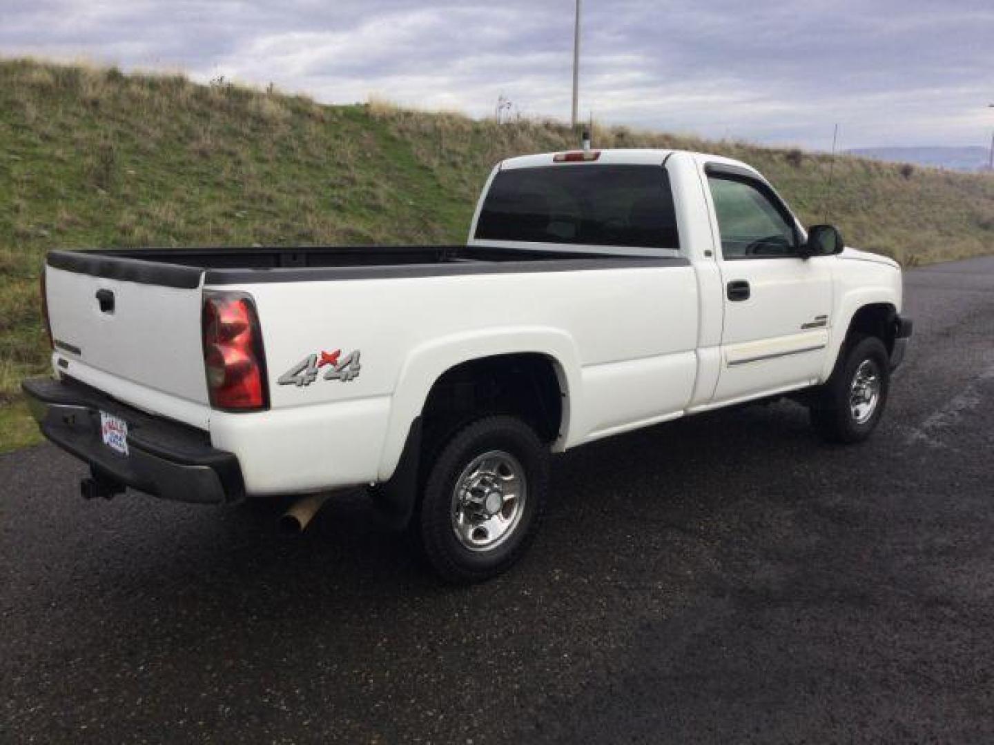2006 Summit White /Dark Charcoal Chevrolet Silverado 2500HD LT Regular Cab 4x4 (1GCHK24D46E) with an Duramax 6.6L V-8 diesel direct injection engine, 6-Speed Automatic transmission, located at 1801 Main Street, Lewiston, 83501, (208) 743-9371, 46.417065, -117.004799 - Photo#10