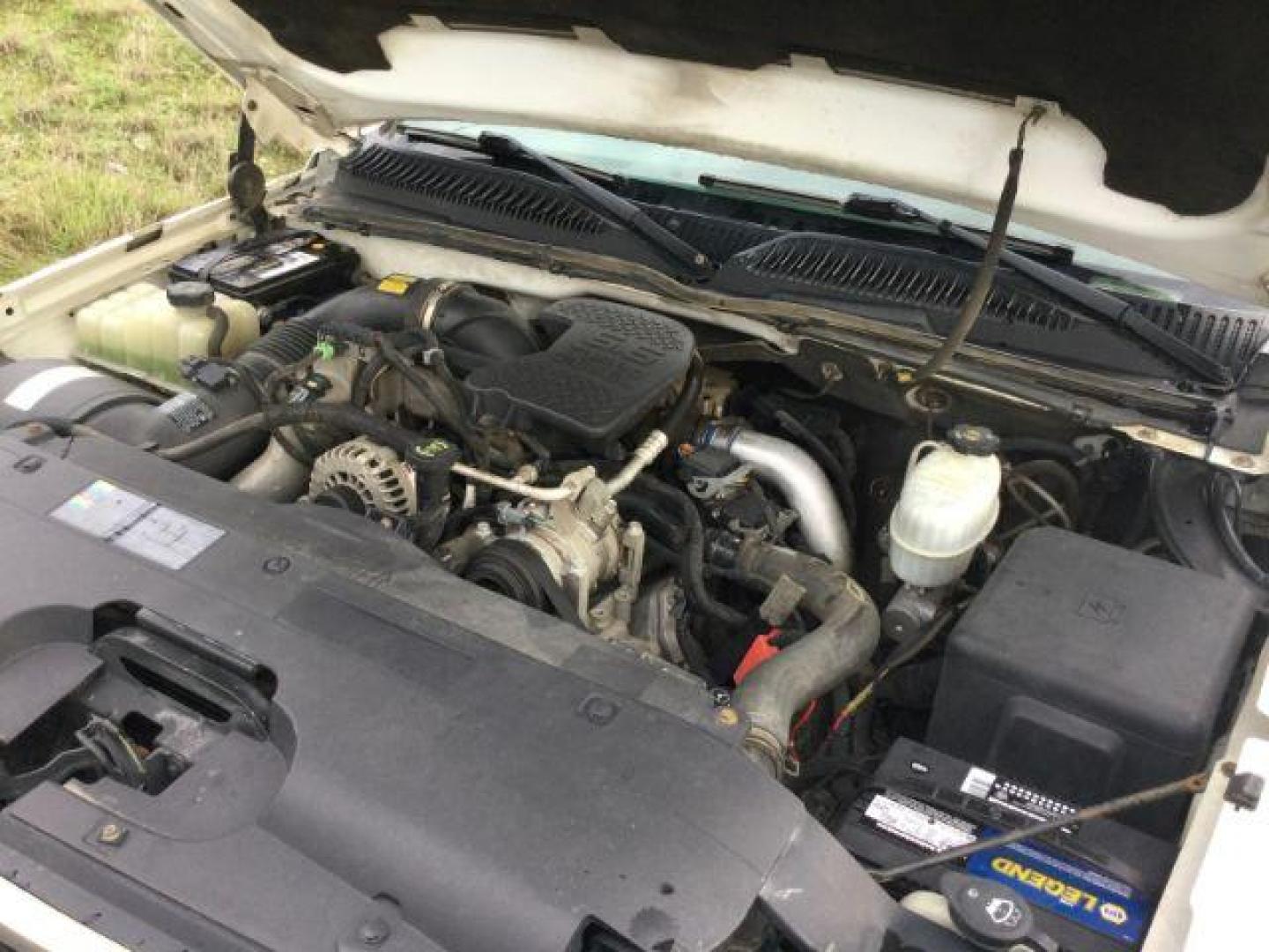 2006 Summit White /Dark Charcoal Chevrolet Silverado 2500HD LT Regular Cab 4x4 (1GCHK24D46E) with an Duramax 6.6L V-8 diesel direct injection engine, 6-Speed Automatic transmission, located at 1801 Main Street, Lewiston, 83501, (208) 743-9371, 46.417065, -117.004799 - Photo#11
