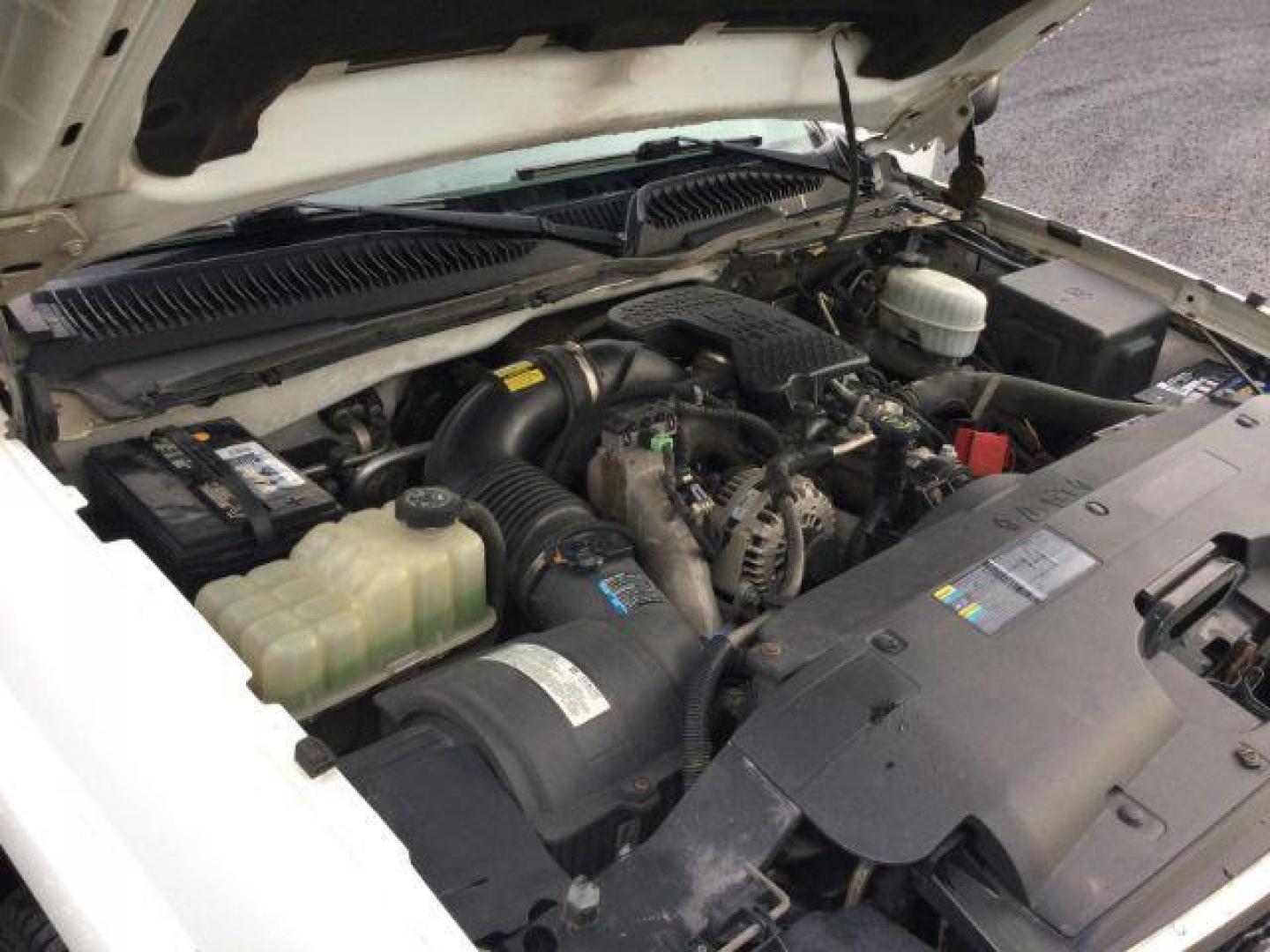 2006 Summit White /Dark Charcoal Chevrolet Silverado 2500HD LT Regular Cab 4x4 (1GCHK24D46E) with an Duramax 6.6L V-8 diesel direct injection engine, 6-Speed Automatic transmission, located at 1801 Main Street, Lewiston, 83501, (208) 743-9371, 46.417065, -117.004799 - Photo#12